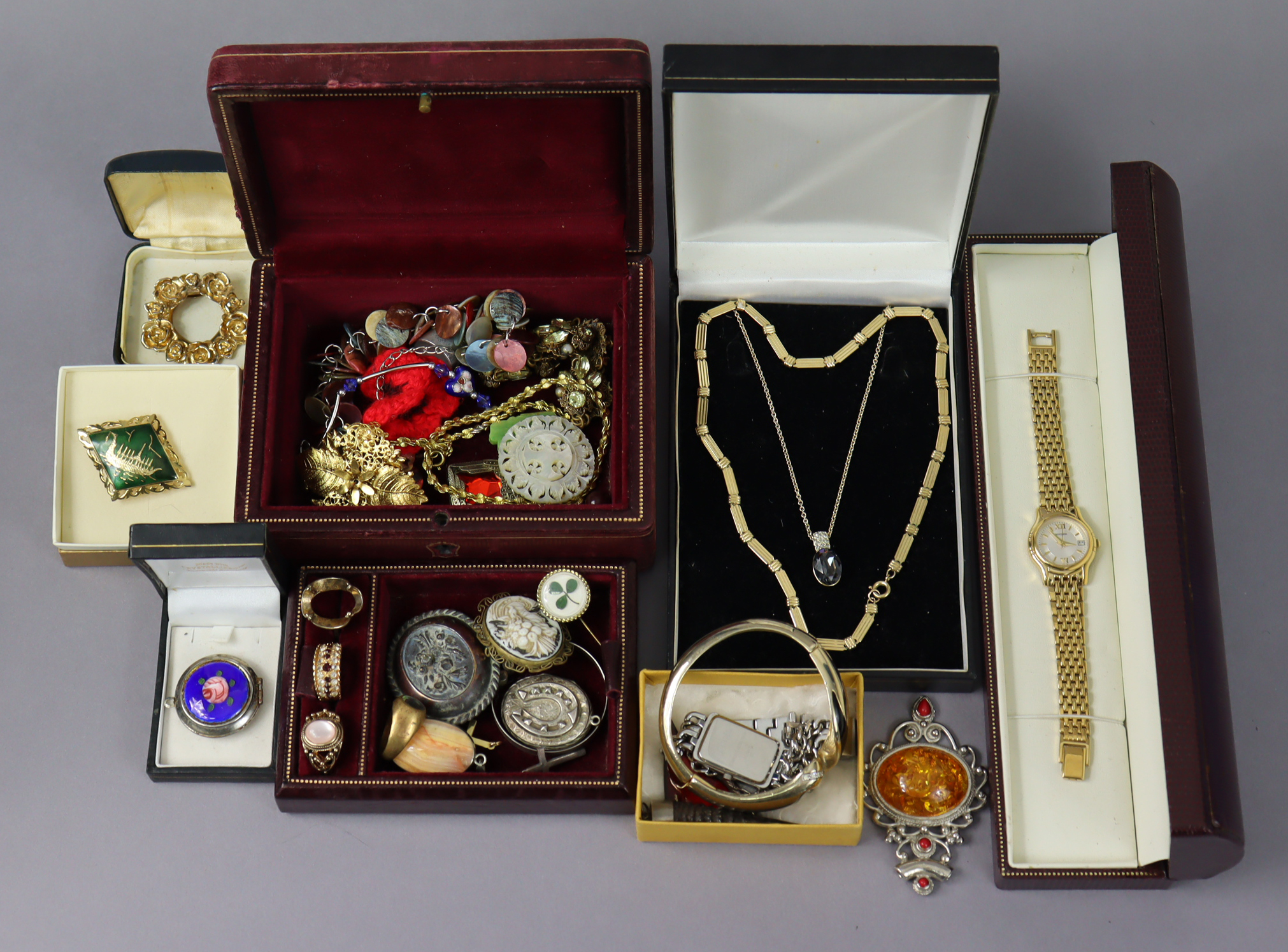 Various items of Victorian & later costume jewellery.