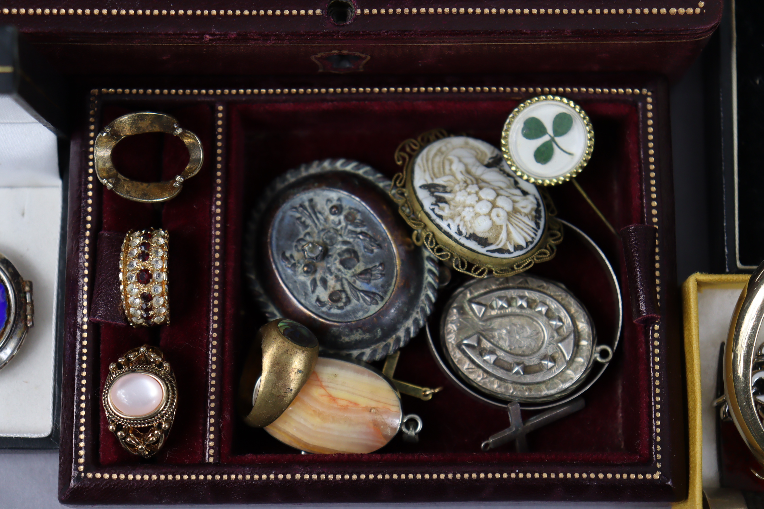Various items of Victorian & later costume jewellery. - Image 4 of 5