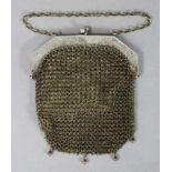 A Chinese silver ladies’ chain-mail & silk-lined evening purse, the hinged mountes with engraved