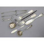 A pair of Victorian silver Fiddle pattern table forks, London 1851 by Haynes & Cater; a Georgian