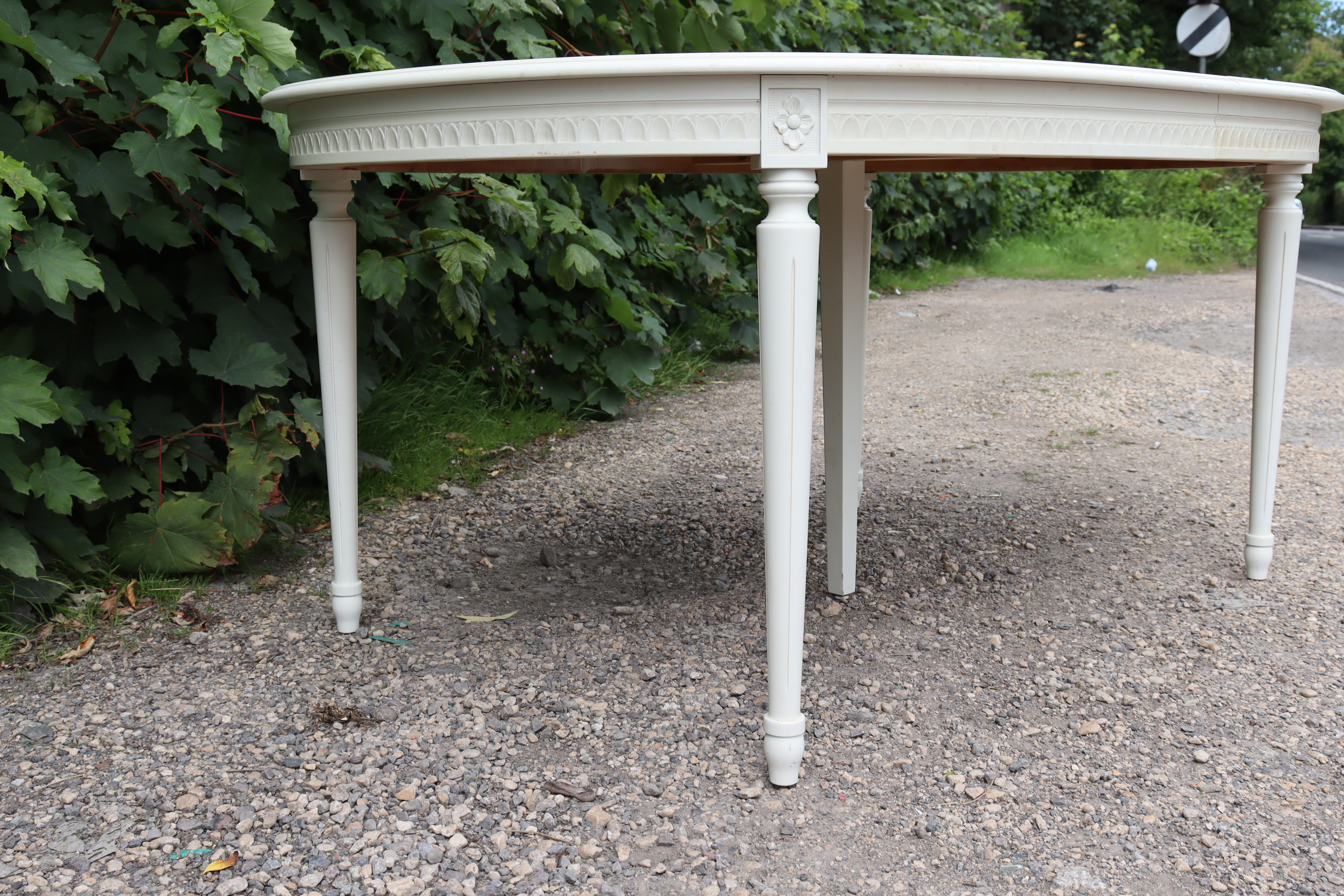 A GOOD QUALITY WHITE-FINISH EXTENDING DINING TABLE IN THE CONTINENTAL-STYLE with moulded edge to the - Image 7 of 10