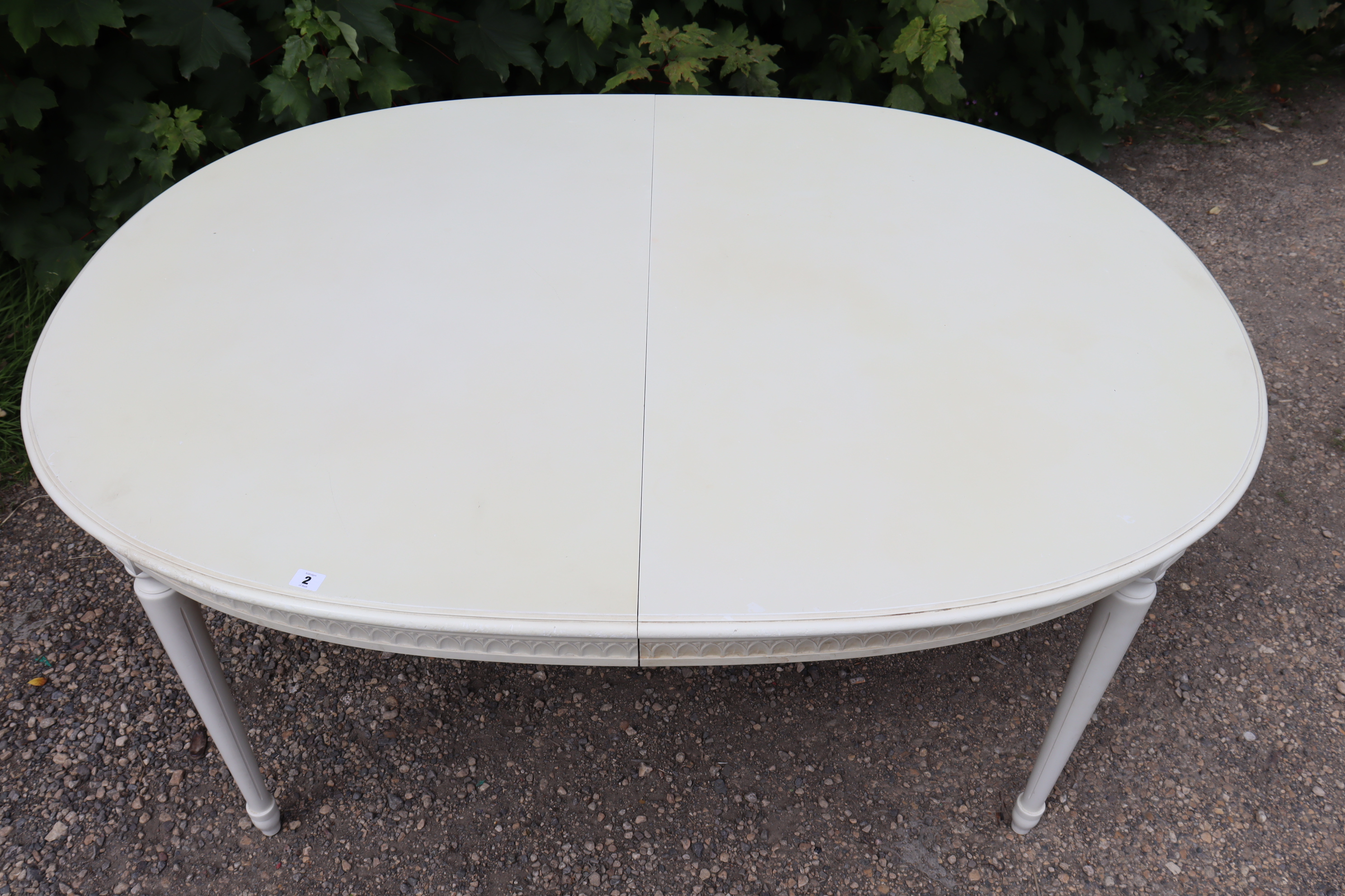 A GOOD QUALITY WHITE-FINISH EXTENDING DINING TABLE IN THE CONTINENTAL-STYLE with moulded edge to the - Image 9 of 10
