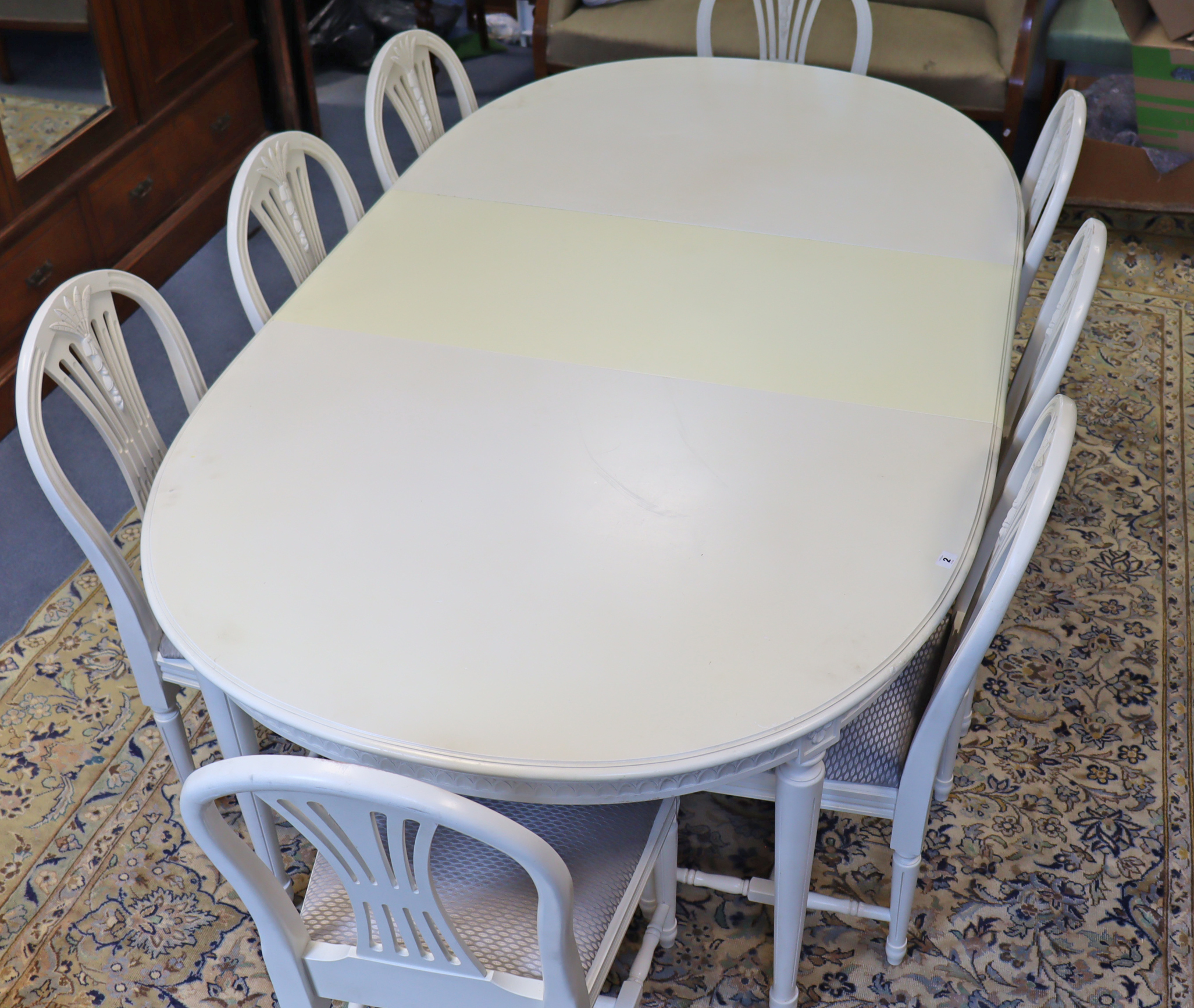 A GOOD QUALITY WHITE-FINISH EXTENDING DINING TABLE IN THE CONTINENTAL-STYLE with moulded edge to the - Image 3 of 10