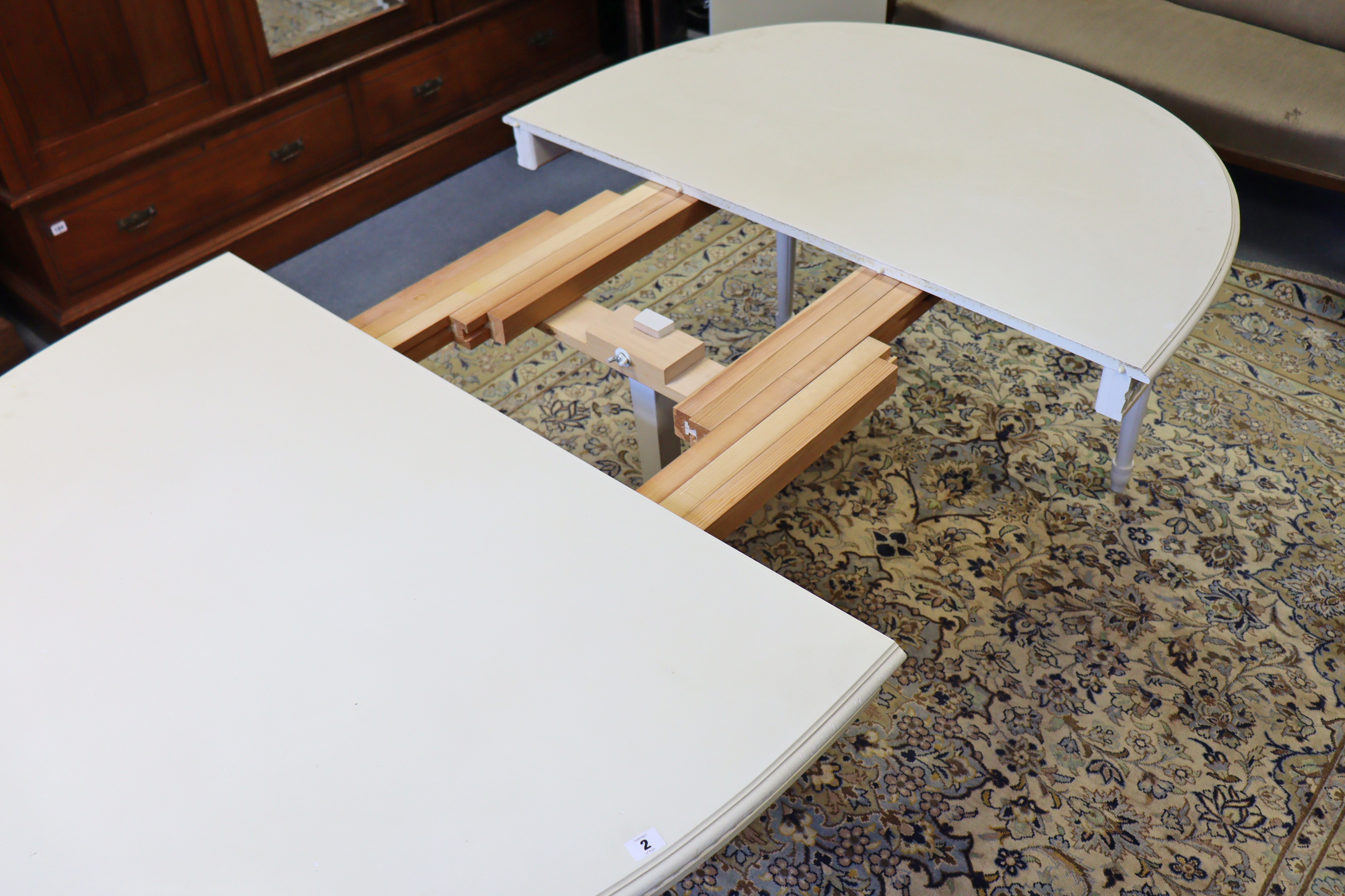 A GOOD QUALITY WHITE-FINISH EXTENDING DINING TABLE IN THE CONTINENTAL-STYLE with moulded edge to the - Image 4 of 10