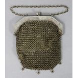 A Chinese silver ladies’ chainmail & silk-lined evening purse, the hinged mounts with engraved