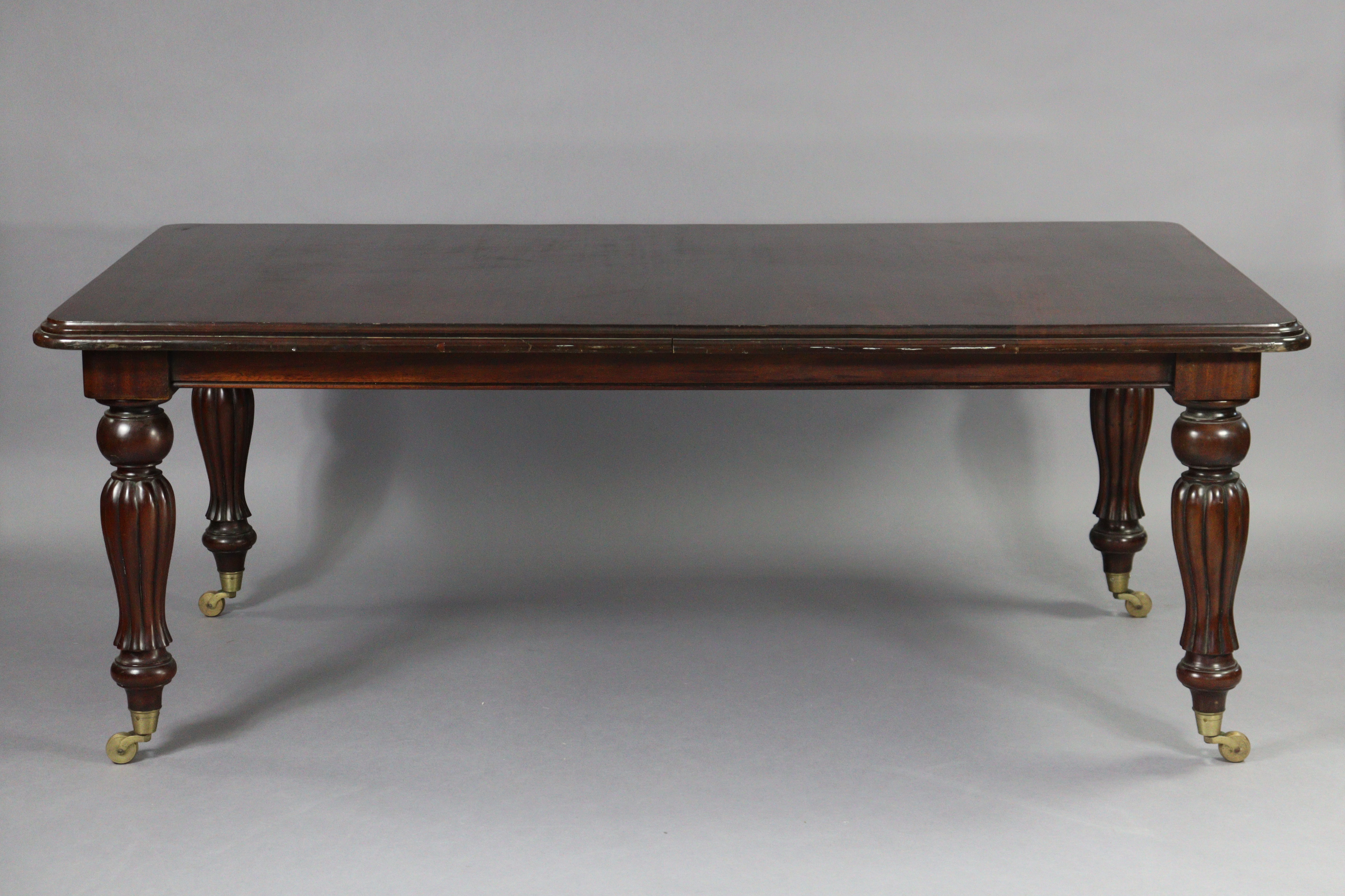 A Victorian-style mahogany dining table, with moulded edge & rounded corners to the plain - Image 2 of 2