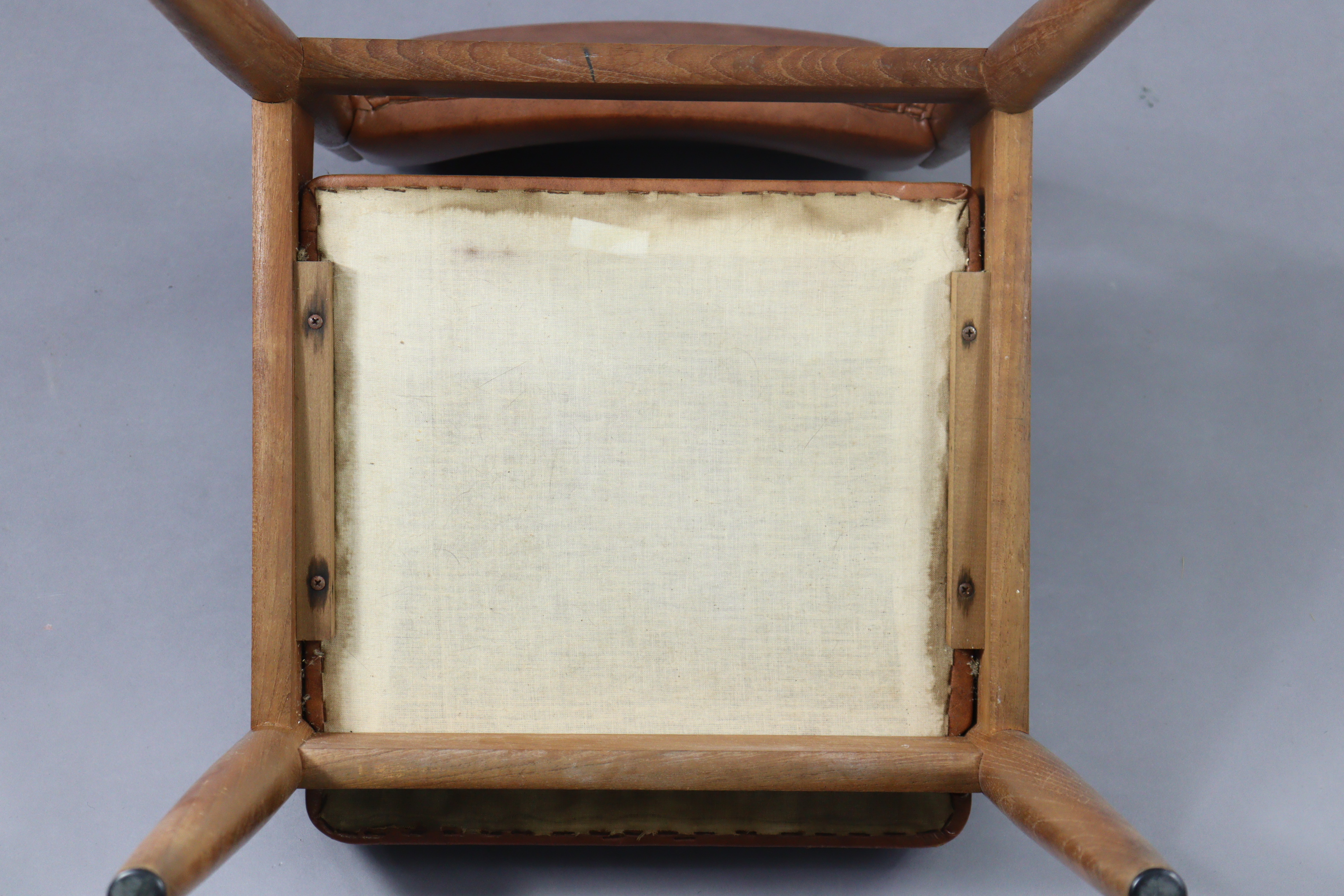 A mid-20th century teak side chair with a padded seat & back upholstered pig skin, & on round - Image 4 of 4