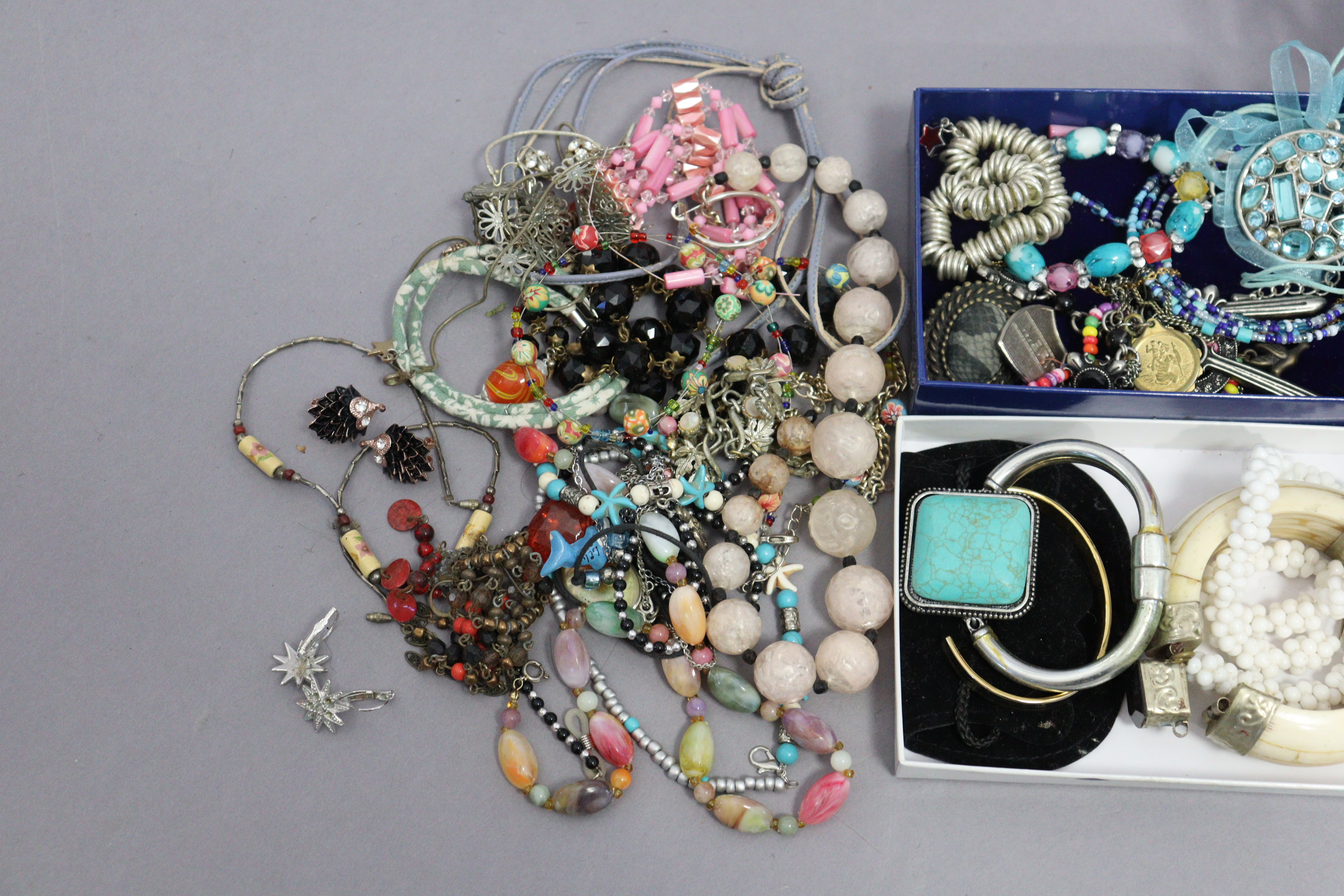 Various items of costume jewellery. - Image 5 of 5