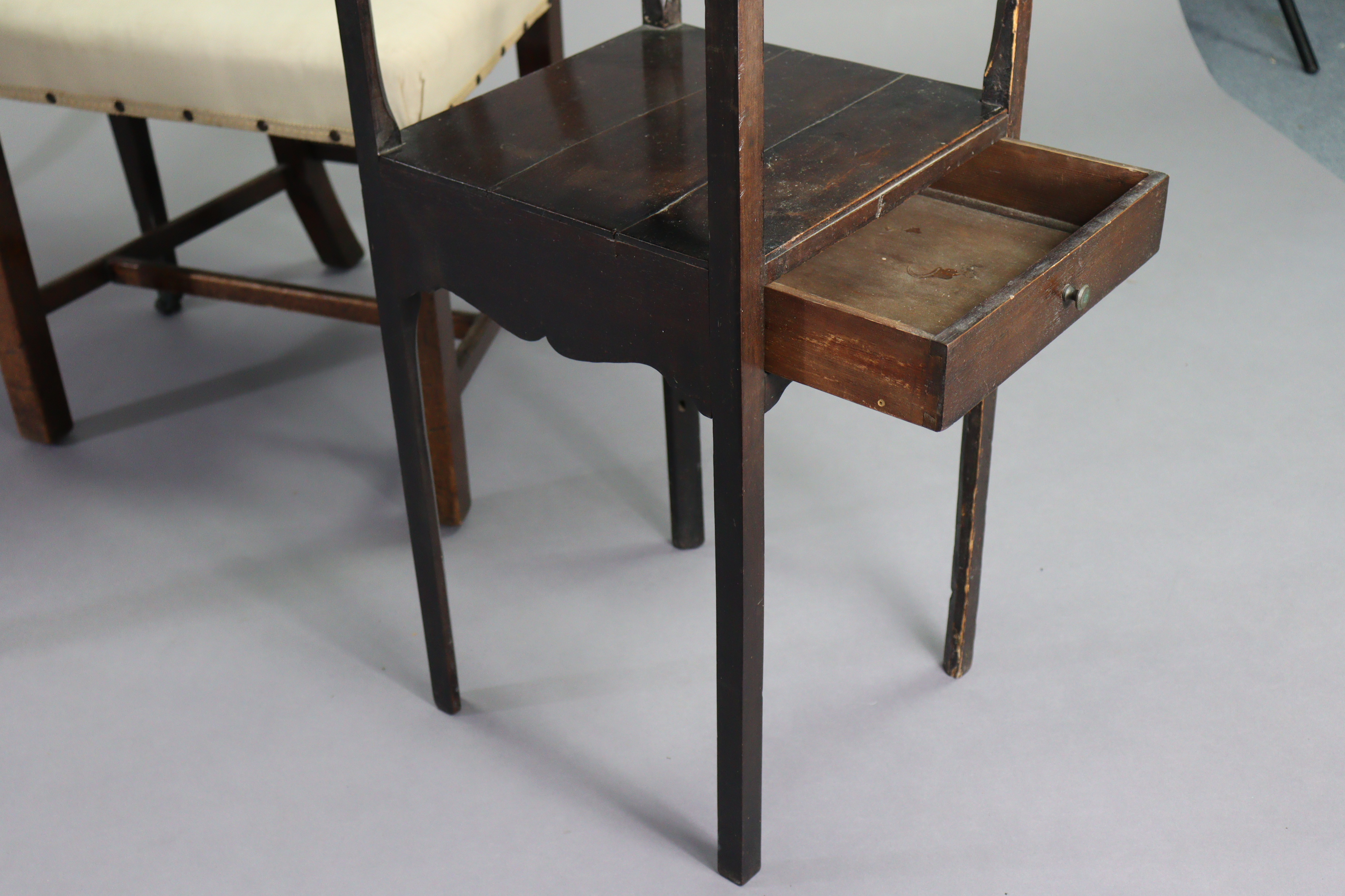 An early 19th century mahogany Pembroke table fitted end drawer & on square legs with brass castors, - Image 8 of 10