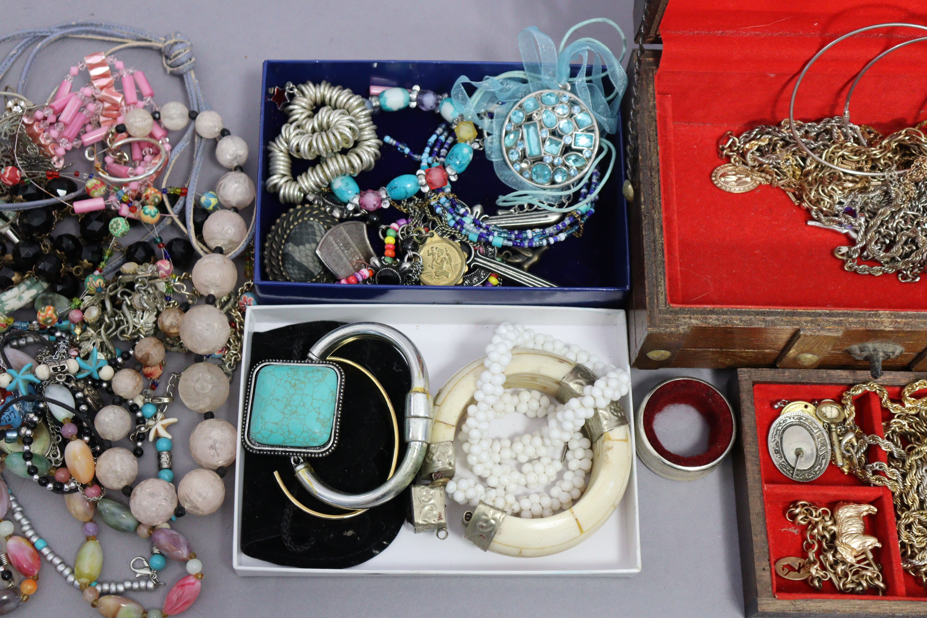 Various items of costume jewellery. - Image 4 of 5