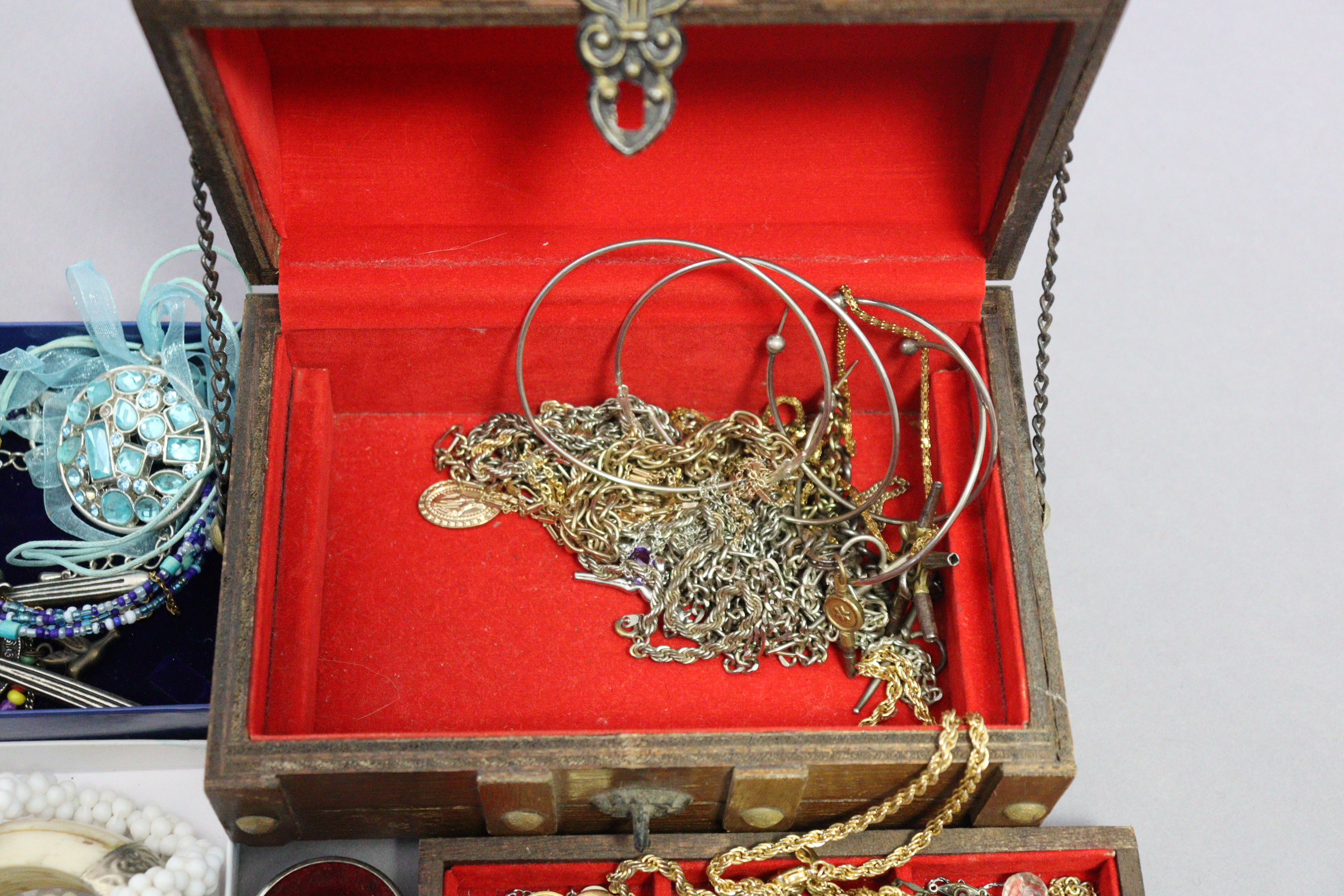 Various items of costume jewellery. - Image 3 of 5