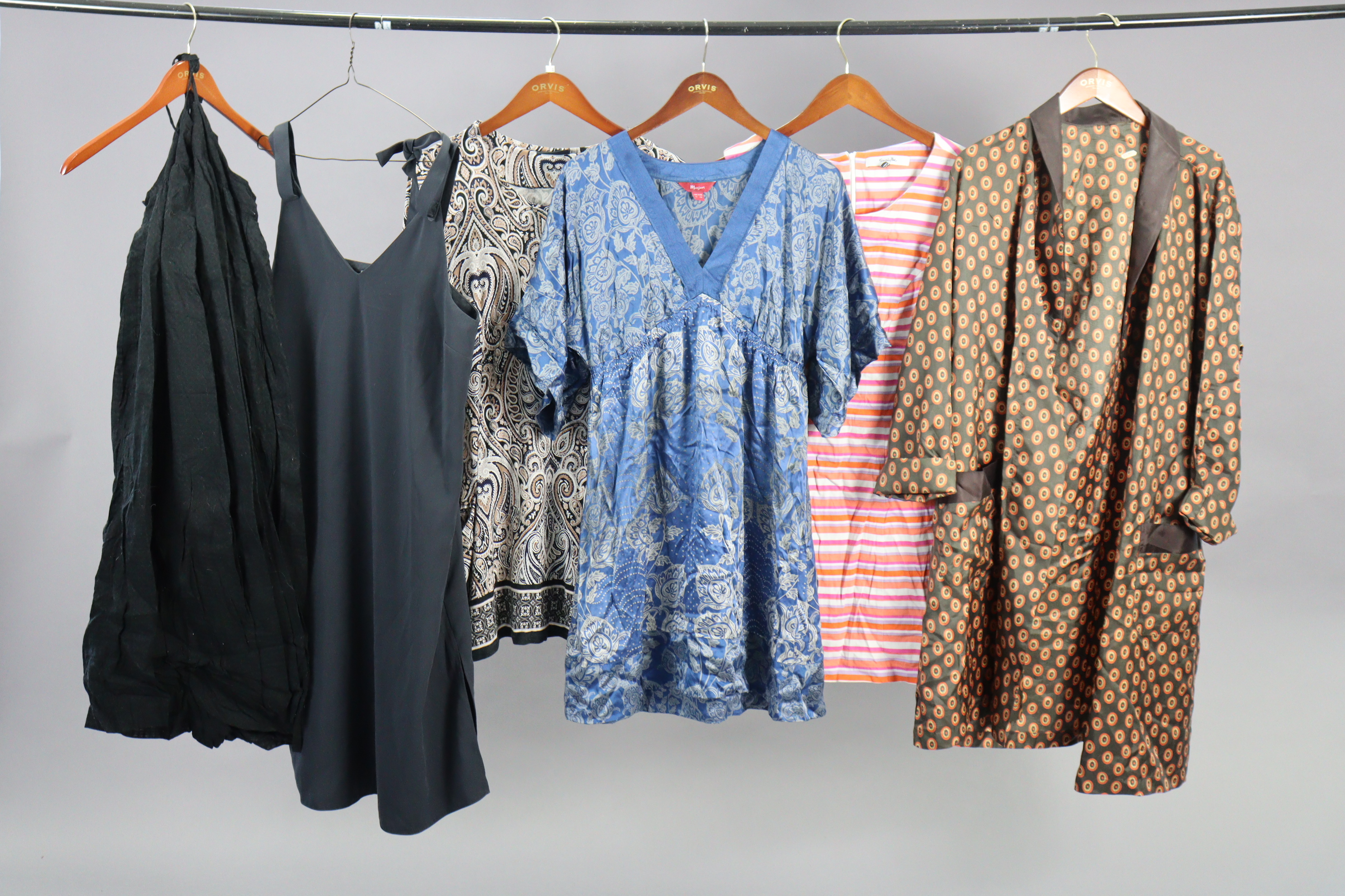 Fourteen various vintage dresses; & various other items of vintage clothing. - Image 2 of 4