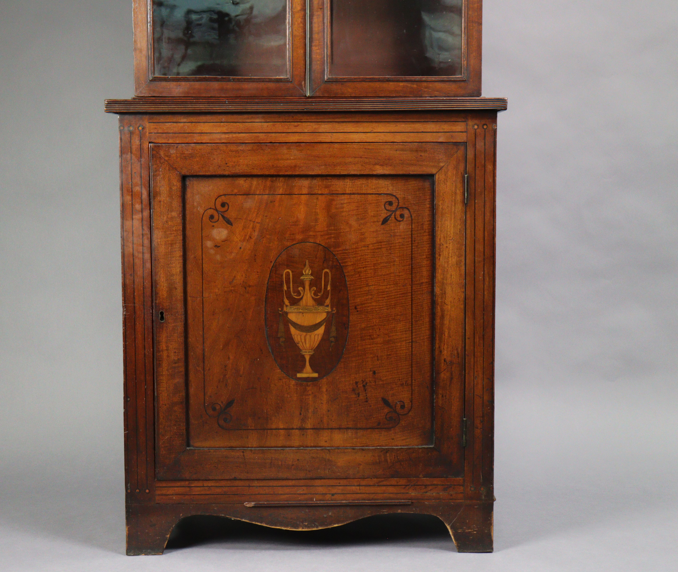 A REGENCY INLAID MAHOGANY TALL NARROW STANDING BOOKCASE, the moulded cornice with caved & ebonised l - Bild 2 aus 6