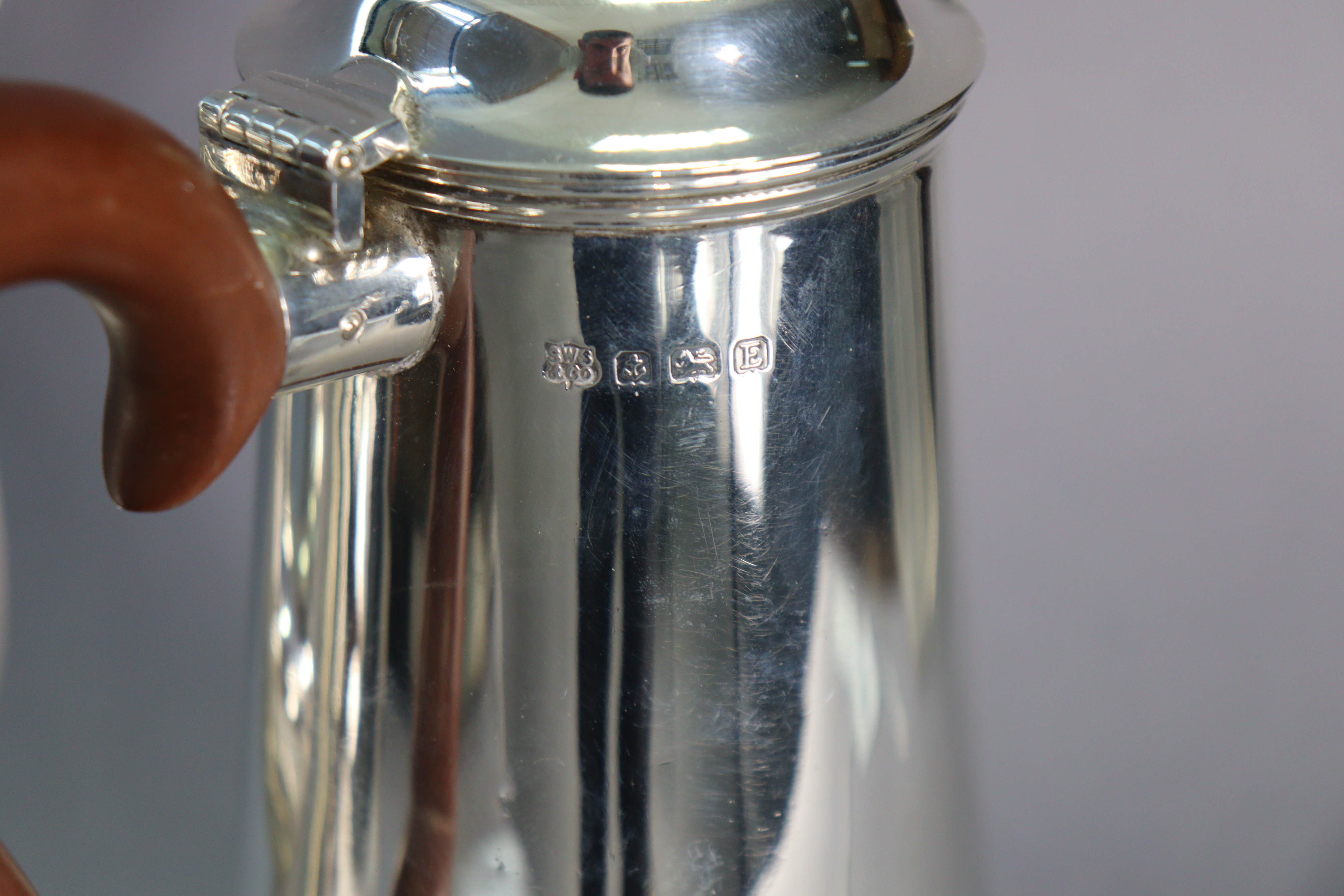 A George IV silver coffee pot of plain round tapered form with domed hinged cover & on moulded foot, - Image 4 of 5