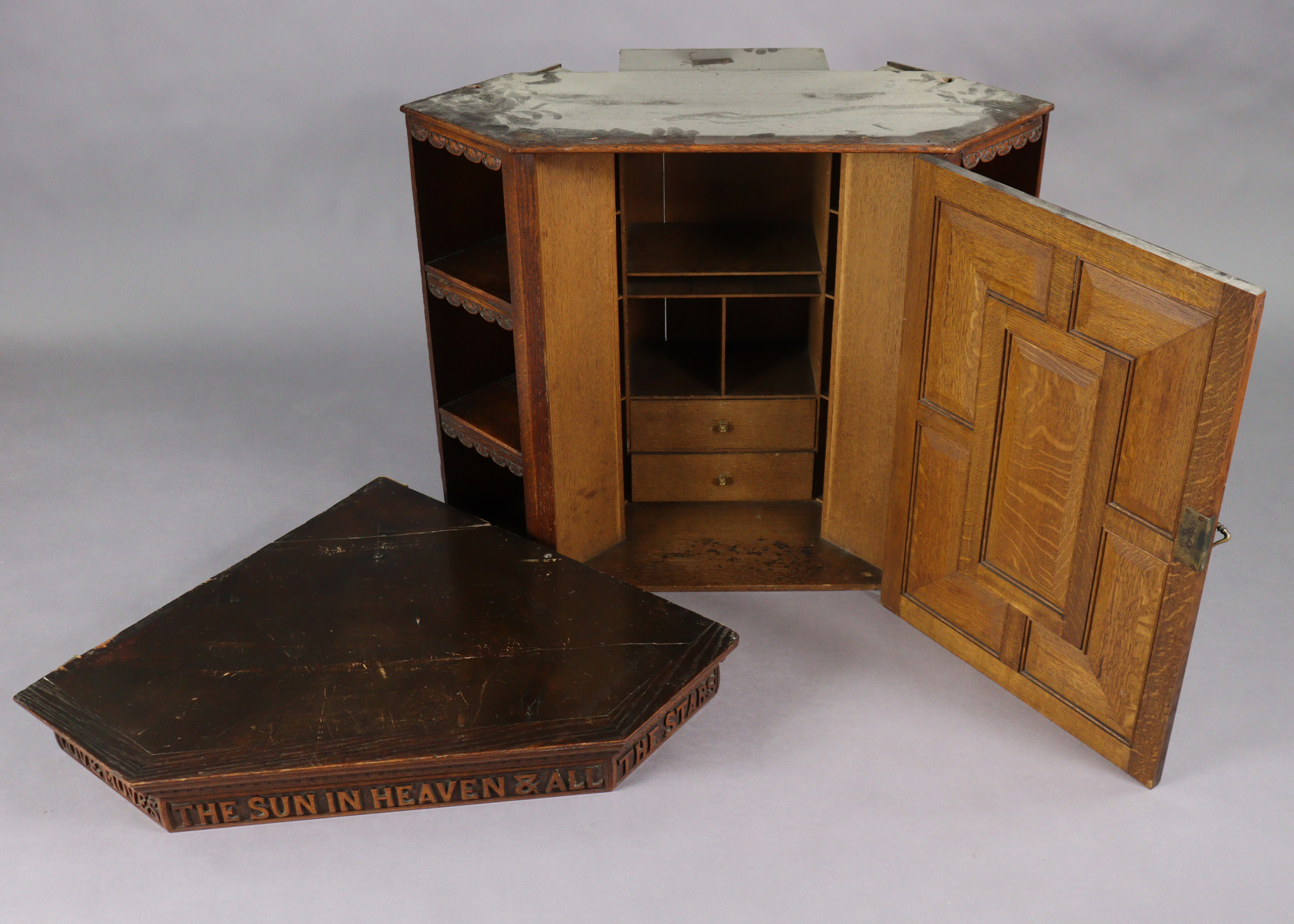 A well-made late 19th/early 20th century oak hanging corner cupboard, the dentil cornice with carved - Bild 8 aus 8
