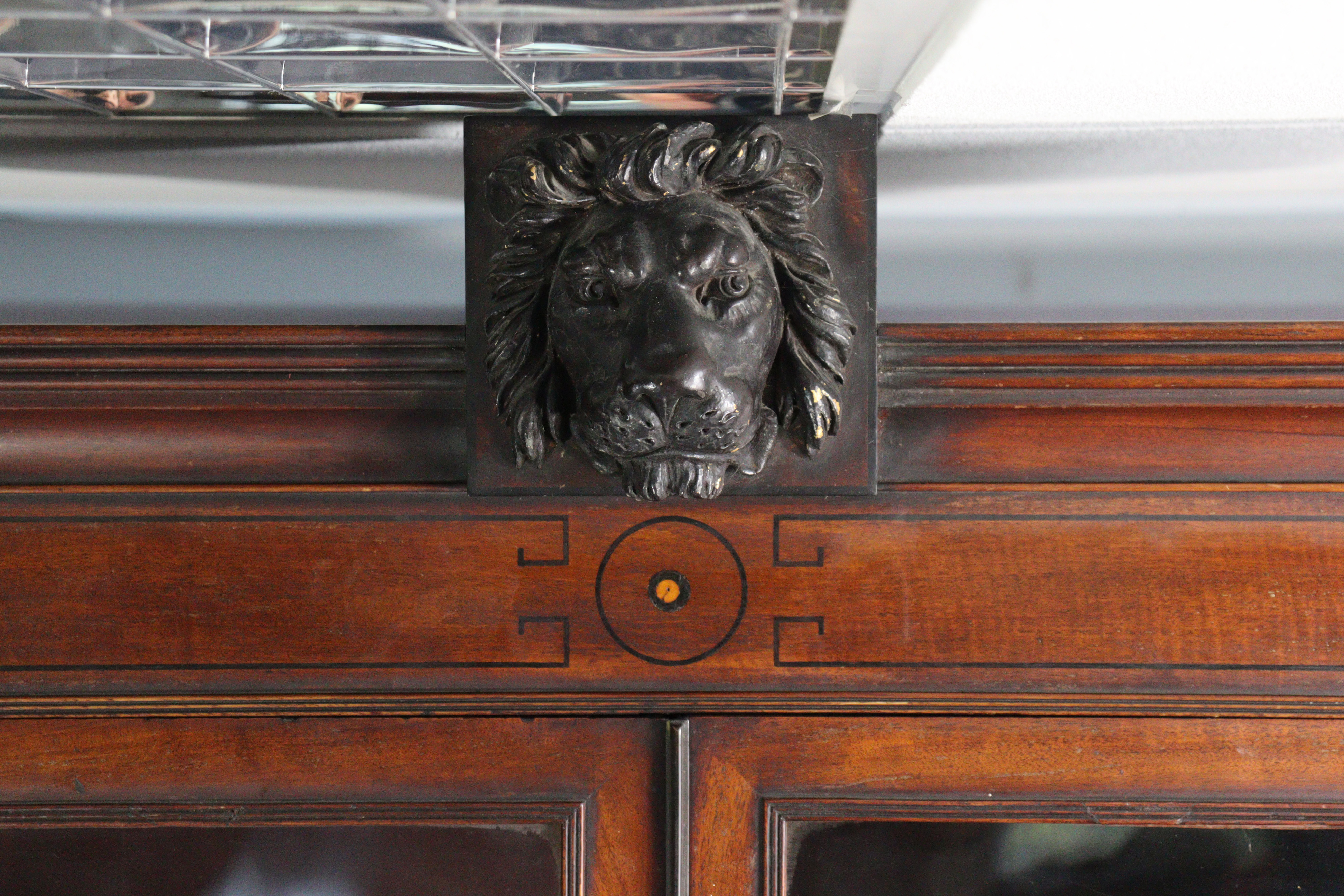 A REGENCY INLAID MAHOGANY TALL NARROW STANDING BOOKCASE, the moulded cornice with caved & ebonised l - Bild 6 aus 6