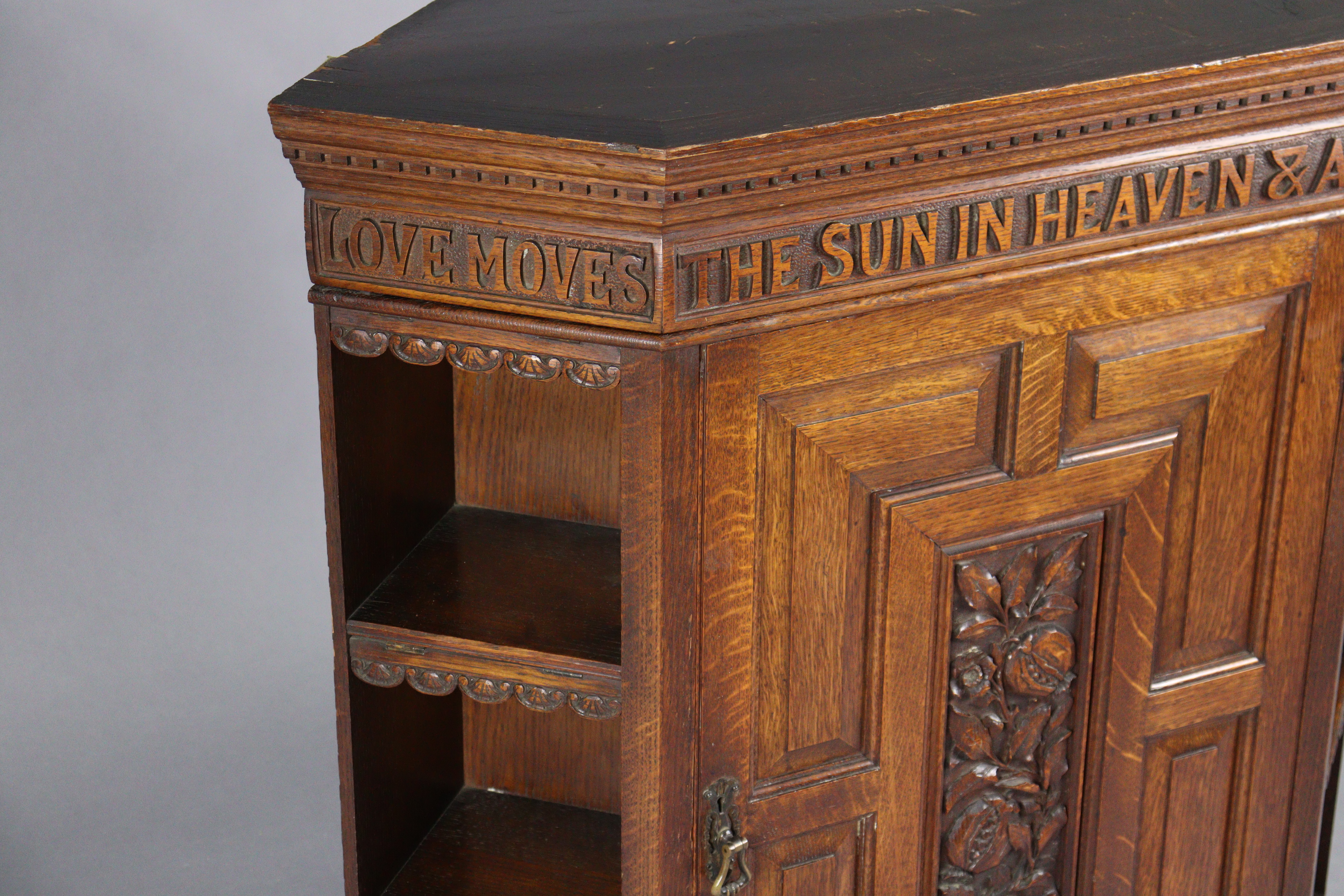 A well-made late 19th/early 20th century oak hanging corner cupboard, the dentil cornice with carved - Bild 4 aus 8