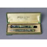 A Platignum de Luxe (Decca model) fountain pen (with replacement top) & pencil, with case.