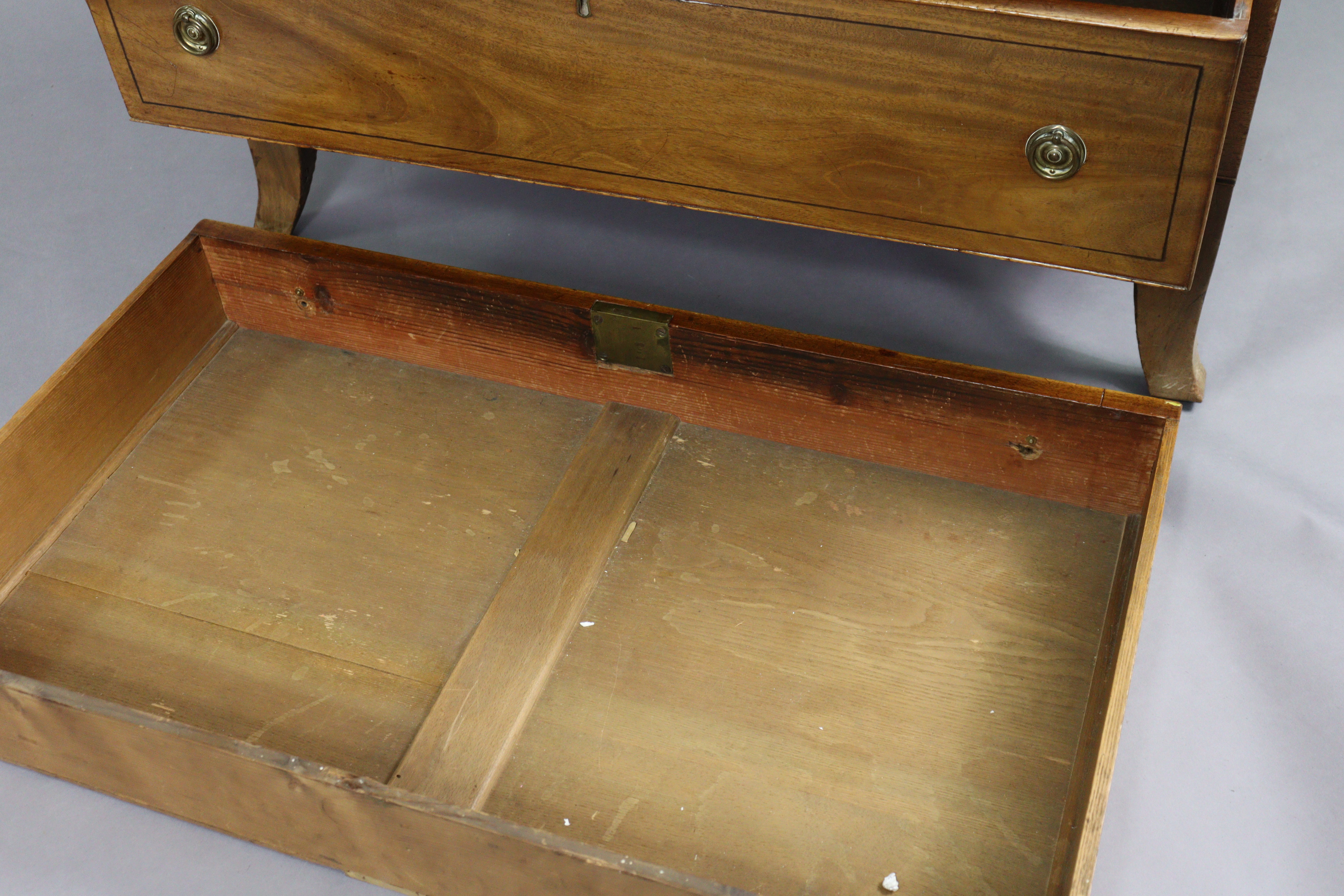 An early 19th century inlaid-mahogany cabinet with moulded cornice above two adjustable shelves - Image 7 of 8