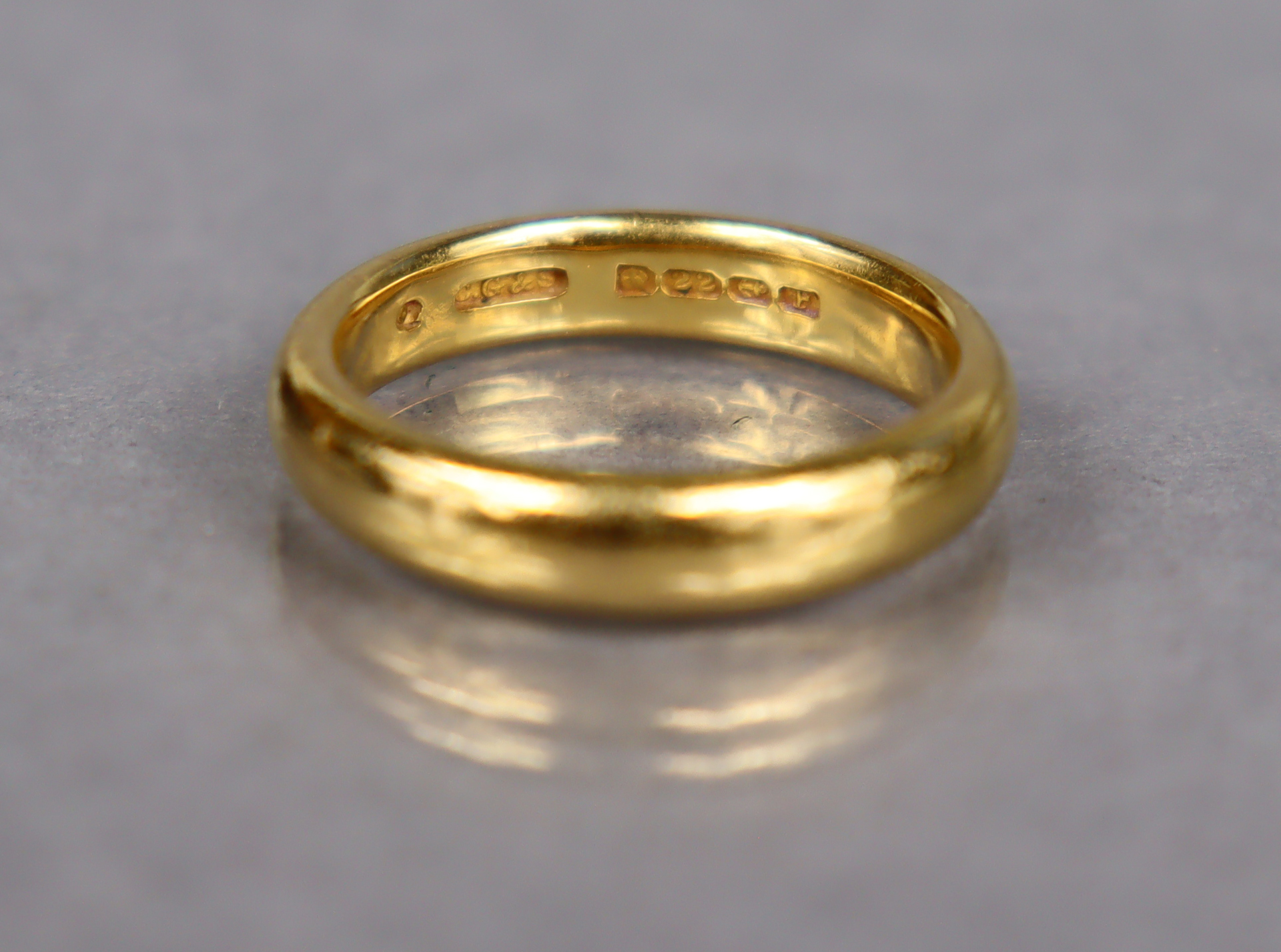 A 22ct. gold plain wedding band, Birmingham hallmarks for 1930; size: P, weight 8.3 gm. - Bild 2 aus 2