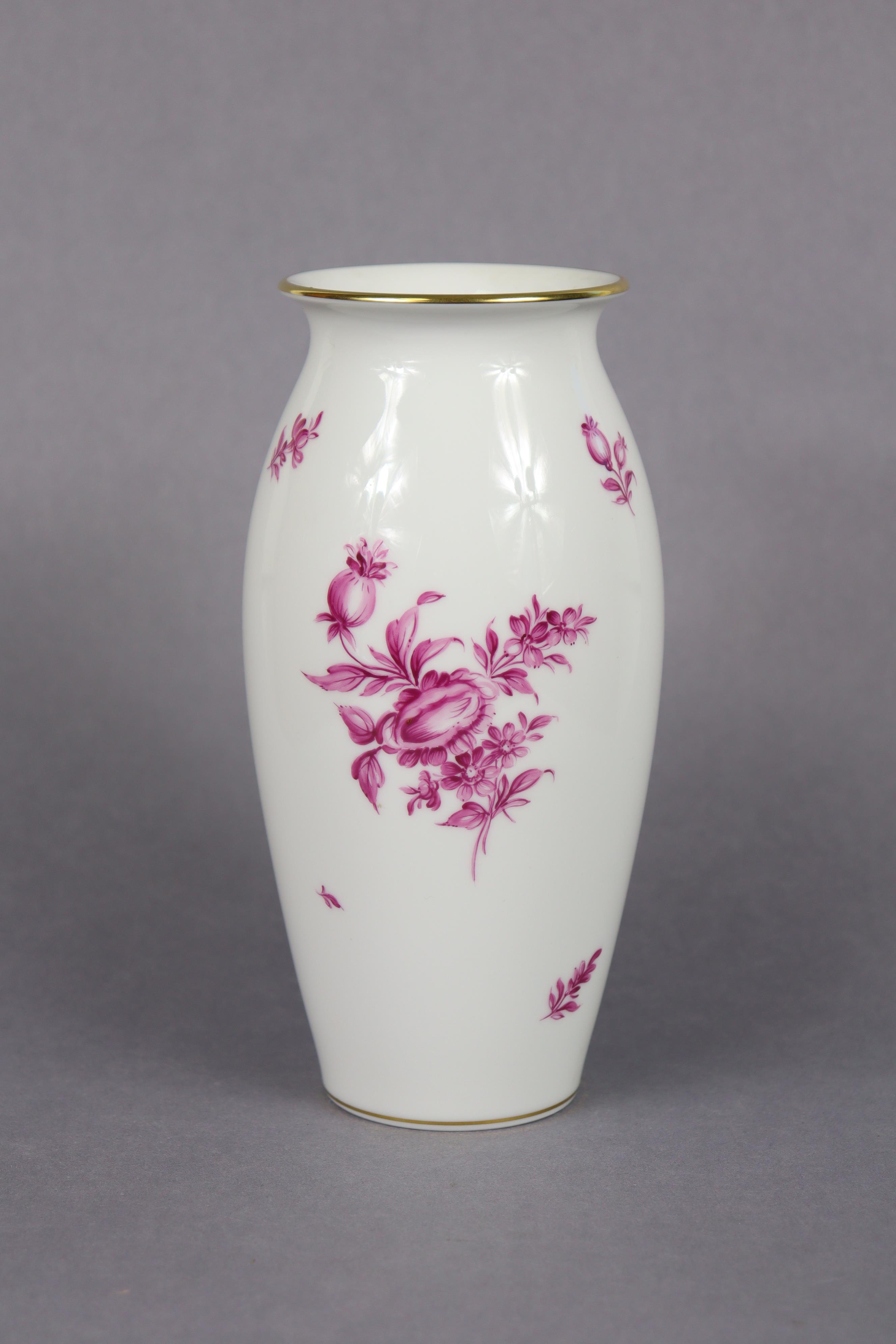 A Vienna (Wien Porzellanmanufaktur Augarten) porcelain white-glazed ovoid vase with puce floral - Bild 2 aus 5