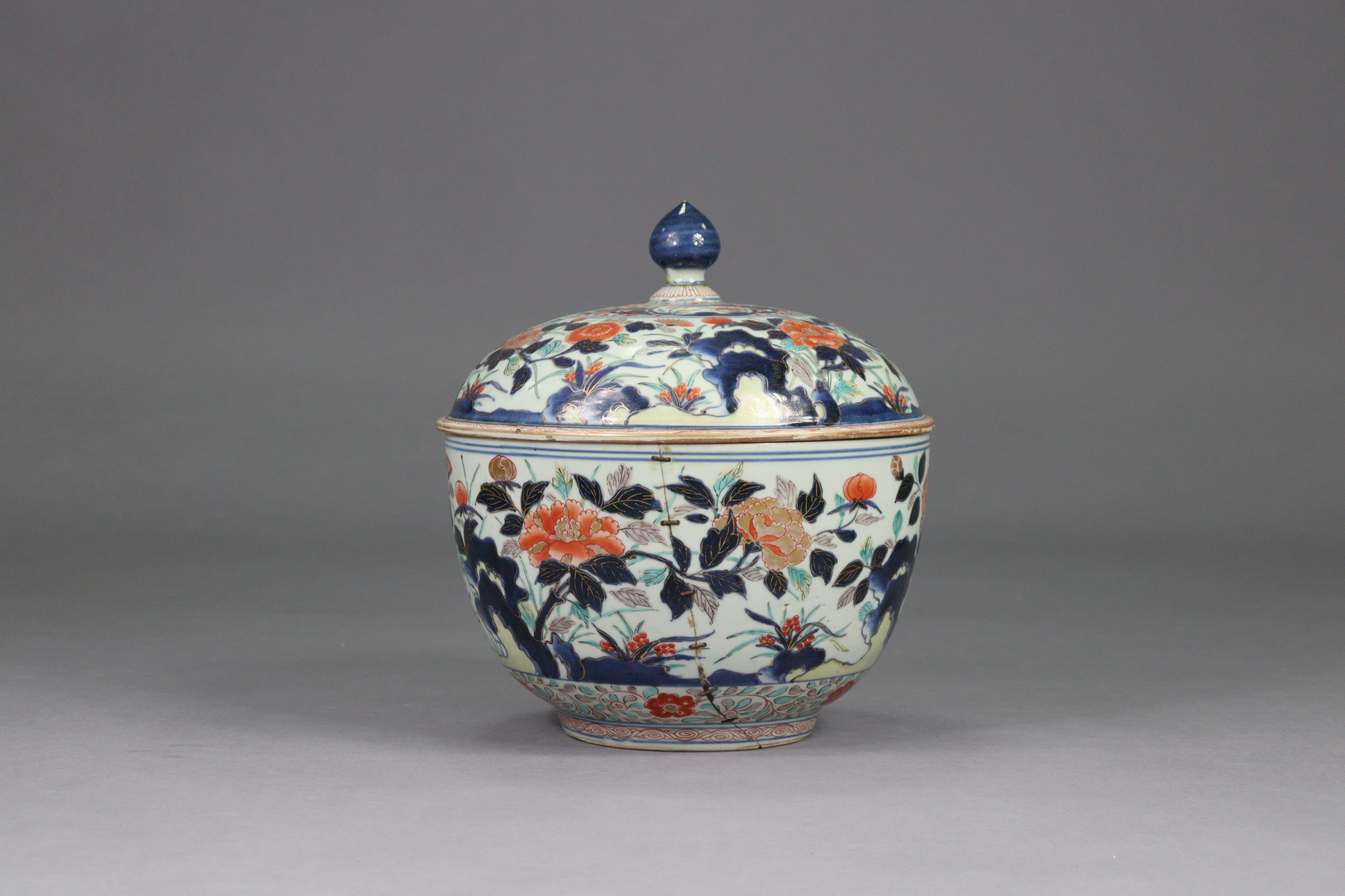 A 17th/18th century Japanese porcelain large circular pot & cover, with all-over lmari decoration, - Image 4 of 11