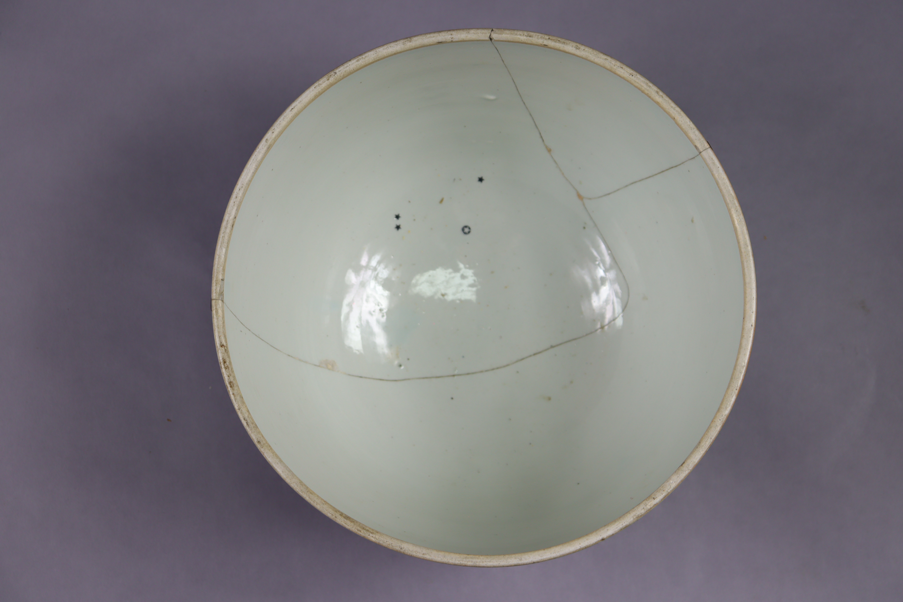 A 17th/18th century Japanese porcelain large circular pot & cover, with all-over lmari decoration, - Image 9 of 11