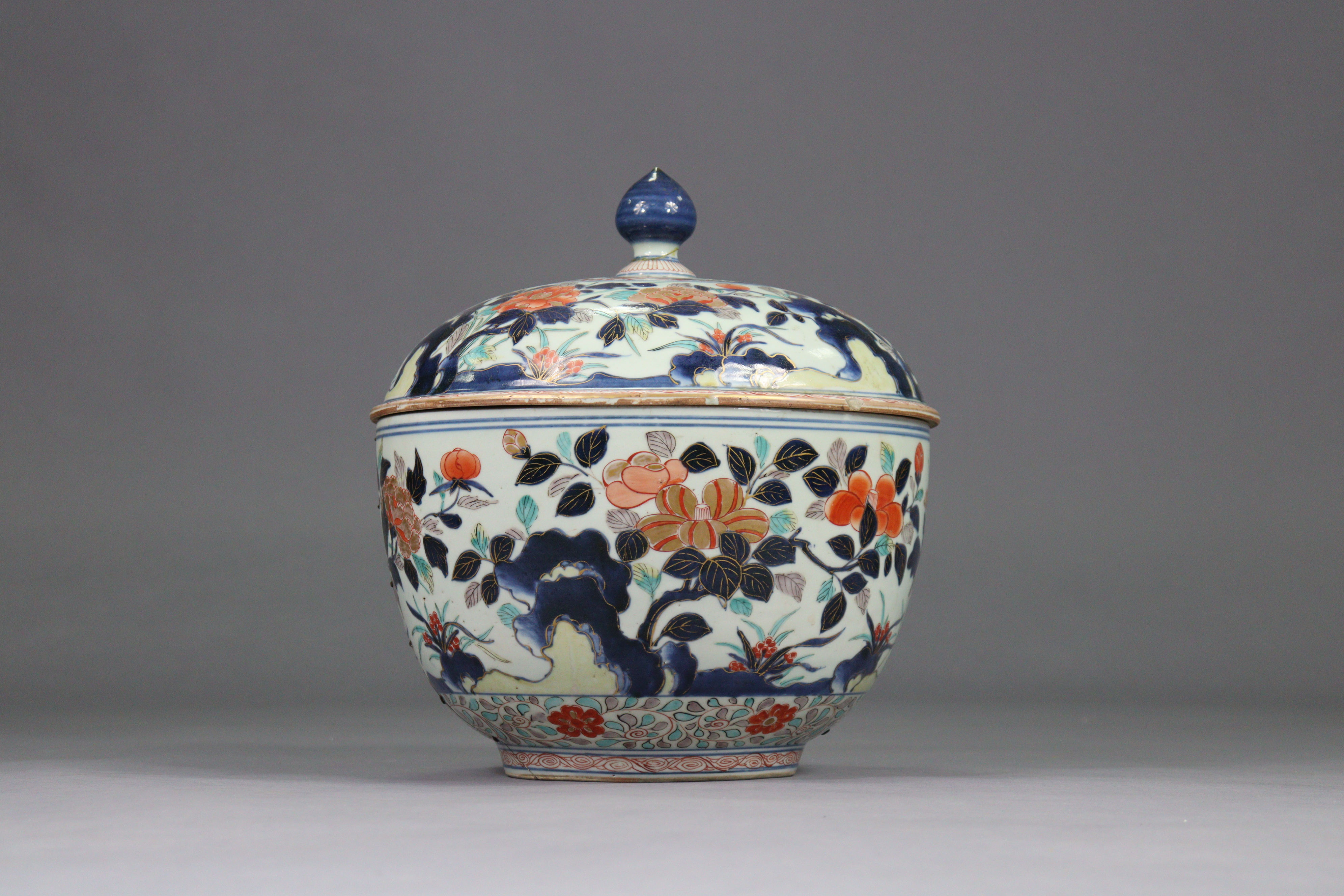 A 17th/18th century Japanese porcelain large circular pot & cover, with all-over lmari decoration, - Image 6 of 11