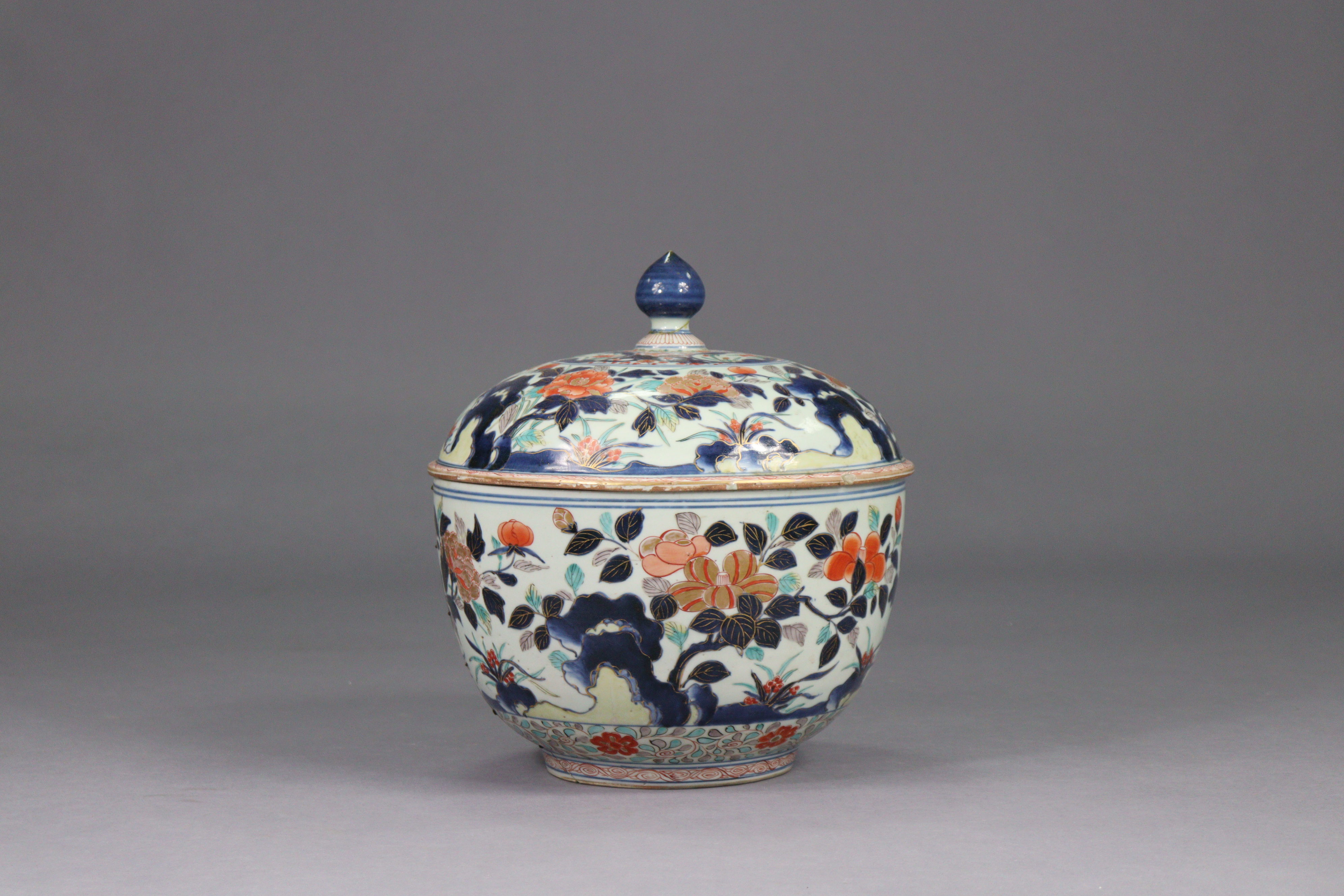 A 17th/18th century Japanese porcelain large circular pot & cover, with all-over lmari decoration, - Image 5 of 11