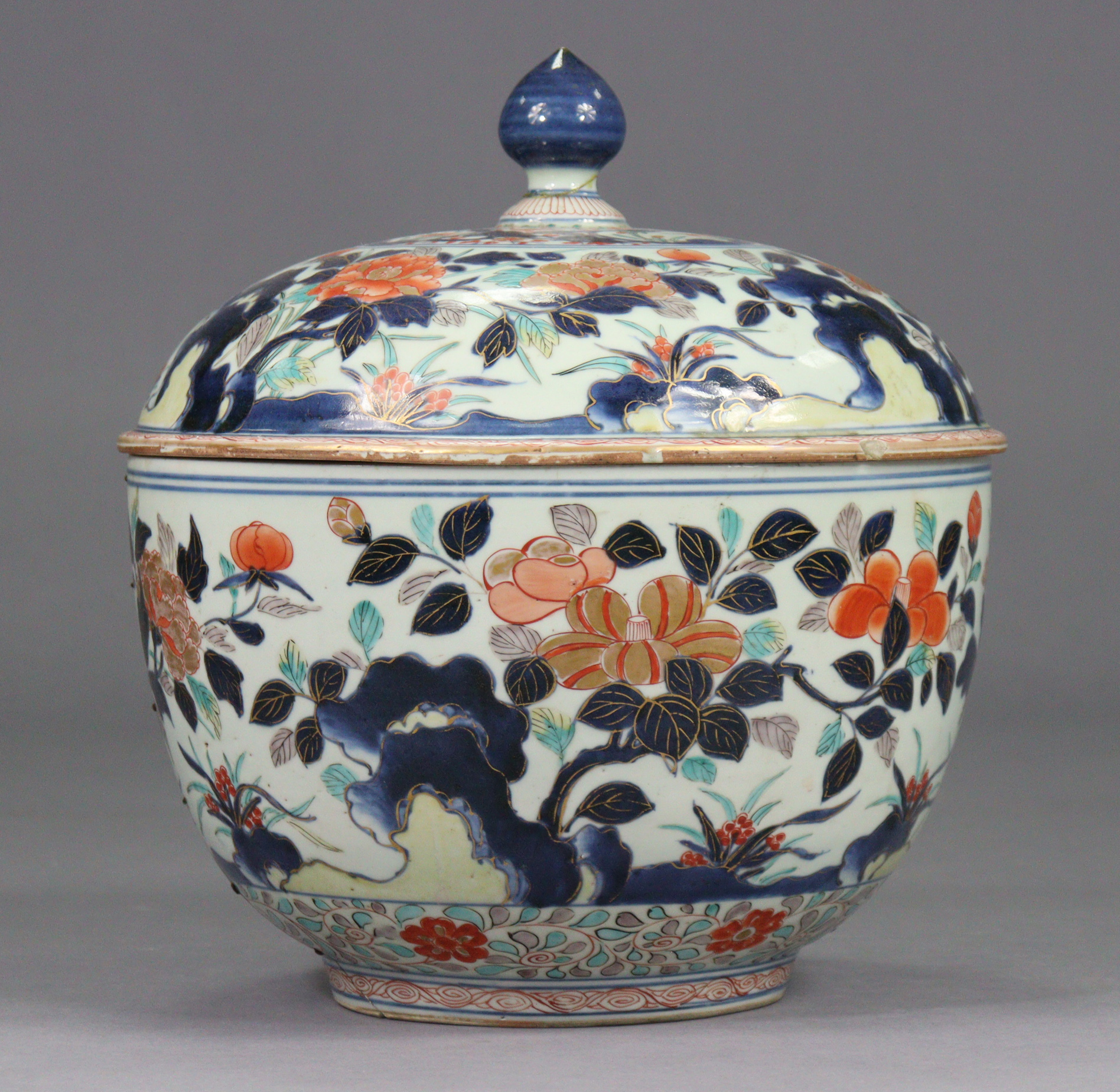 A 17th/18th century Japanese porcelain large circular pot & cover, with all-over lmari decoration,
