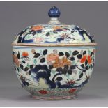 A 17th/18th century Japanese porcelain large circular pot & cover, with all-over lmari decoration,