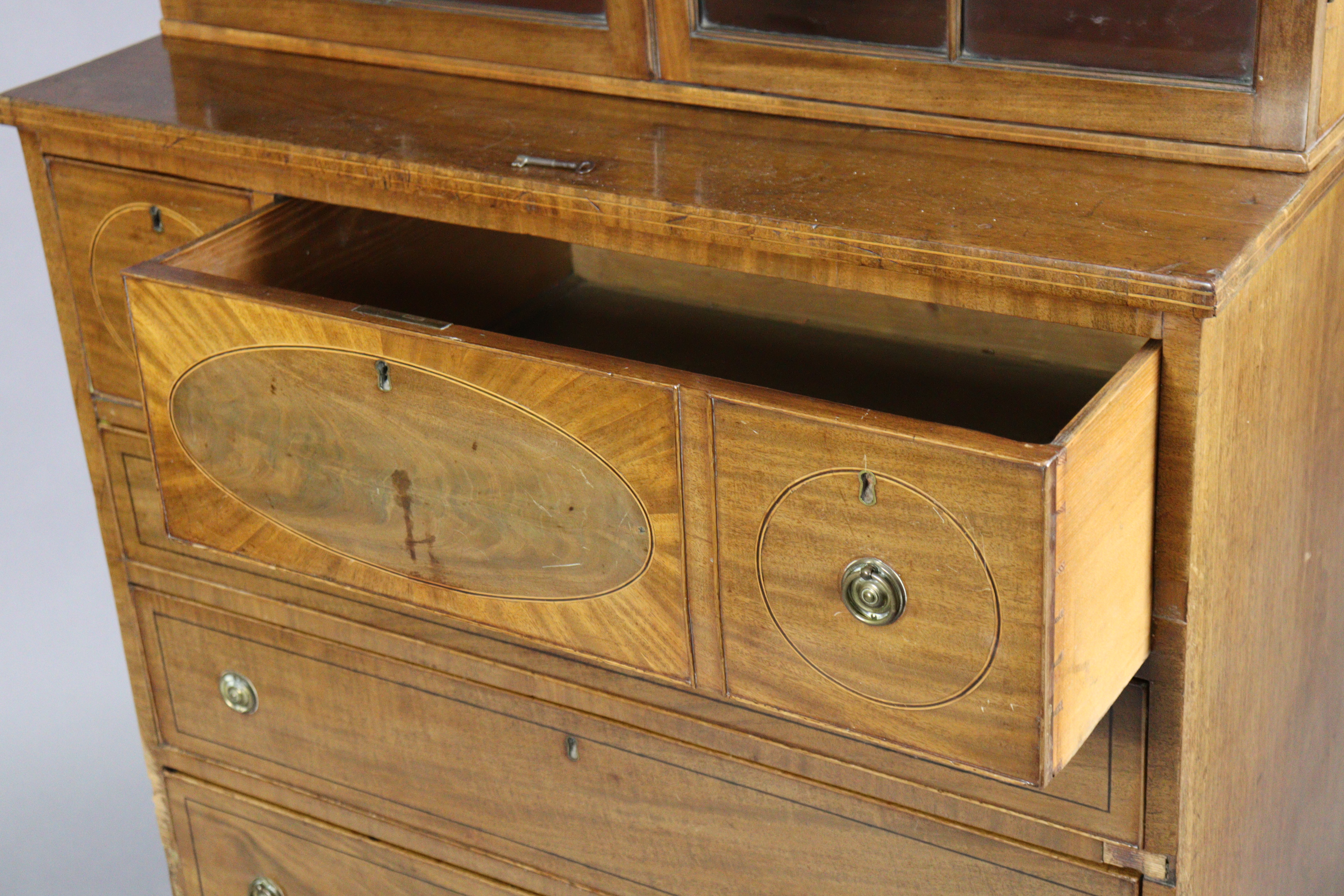 An early 19th century inlaid-mahogany cabinet with moulded cornice above two adjustable shelves - Image 4 of 8