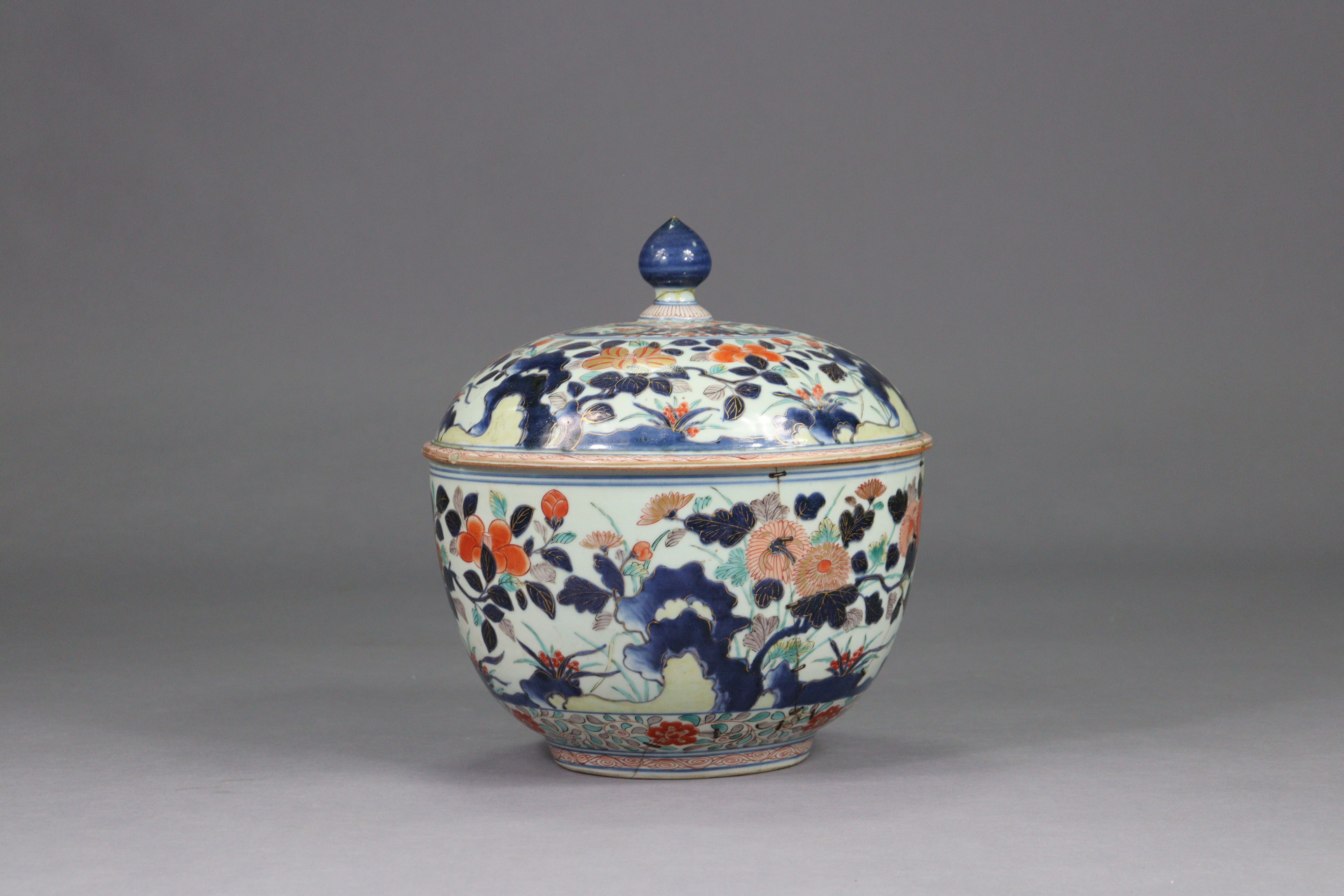 A 17th/18th century Japanese porcelain large circular pot & cover, with all-over lmari decoration, - Image 2 of 11