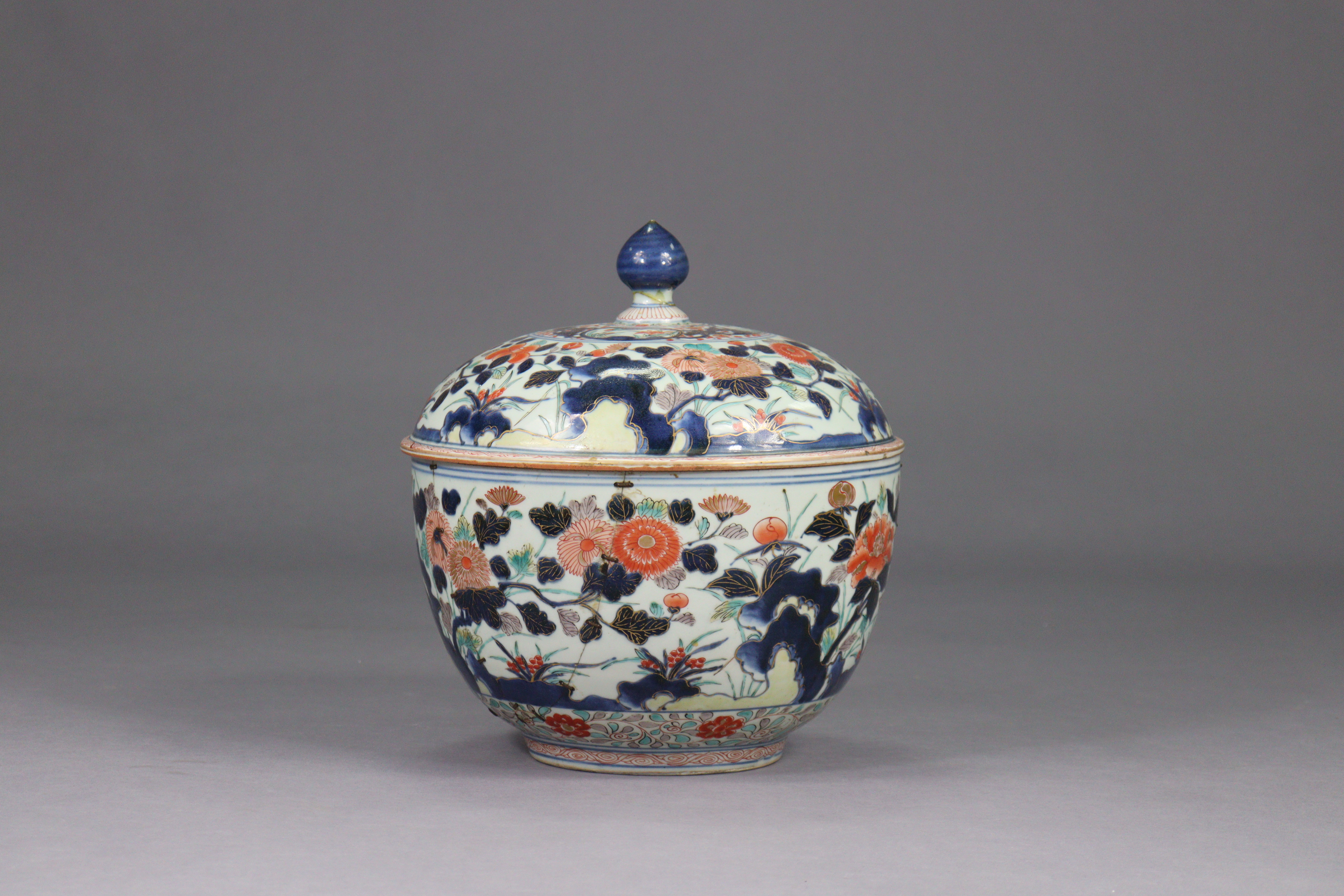 A 17th/18th century Japanese porcelain large circular pot & cover, with all-over lmari decoration, - Image 3 of 11