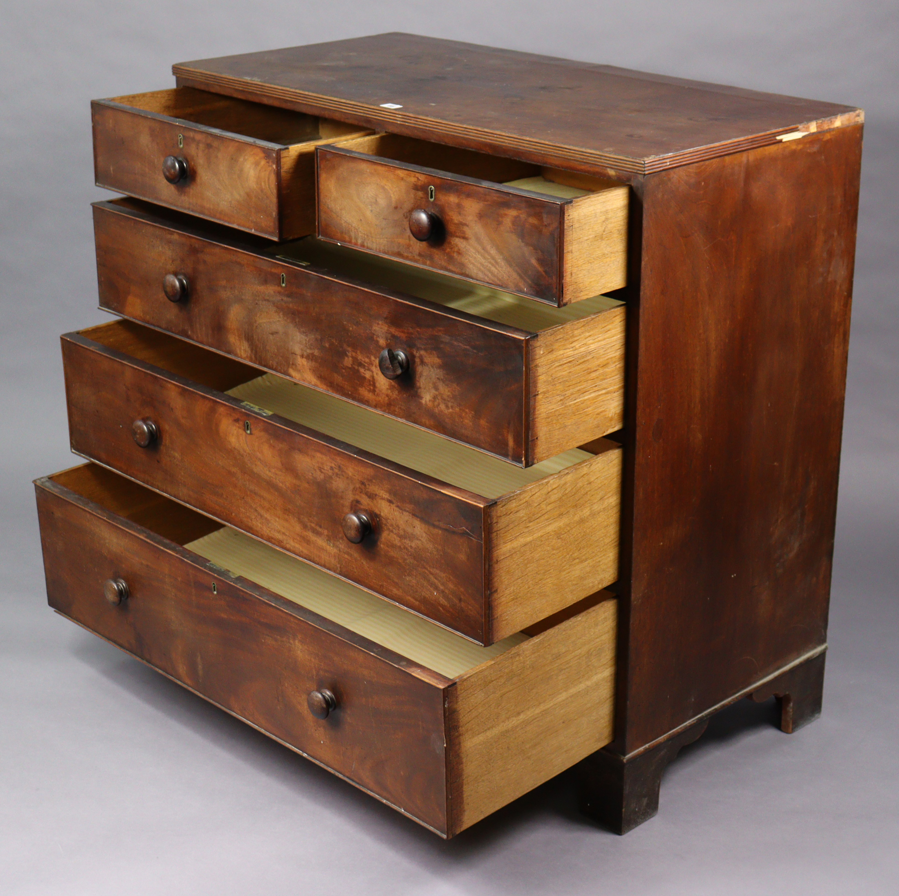 A 19th century mahogany chest fitted two short & three long graduated drawers with tuned knob - Bild 2 aus 7