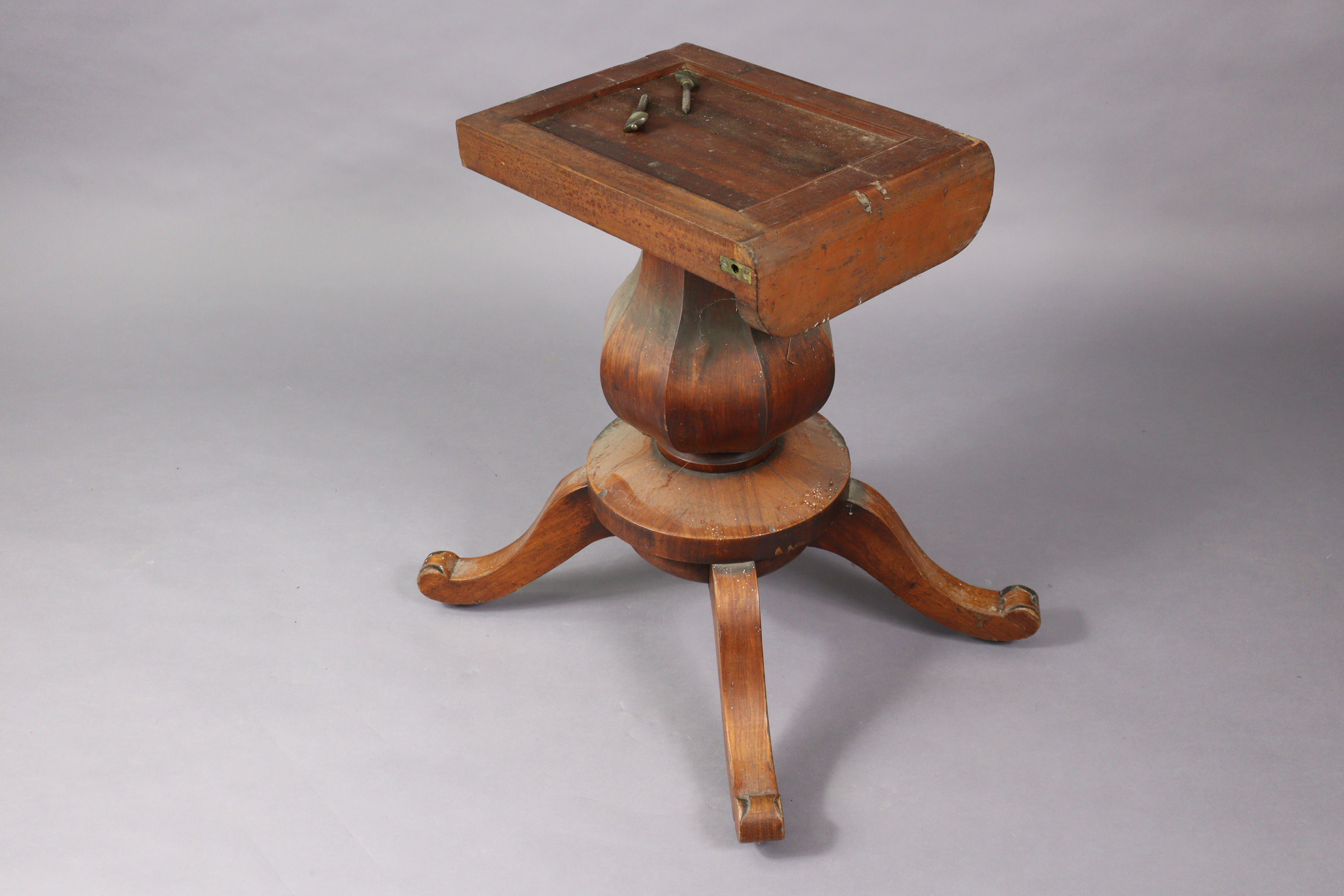 A Victorian walnut pedestal dining table with a moulded edge to the oval tilt-top, & on a vase - Bild 7 aus 8