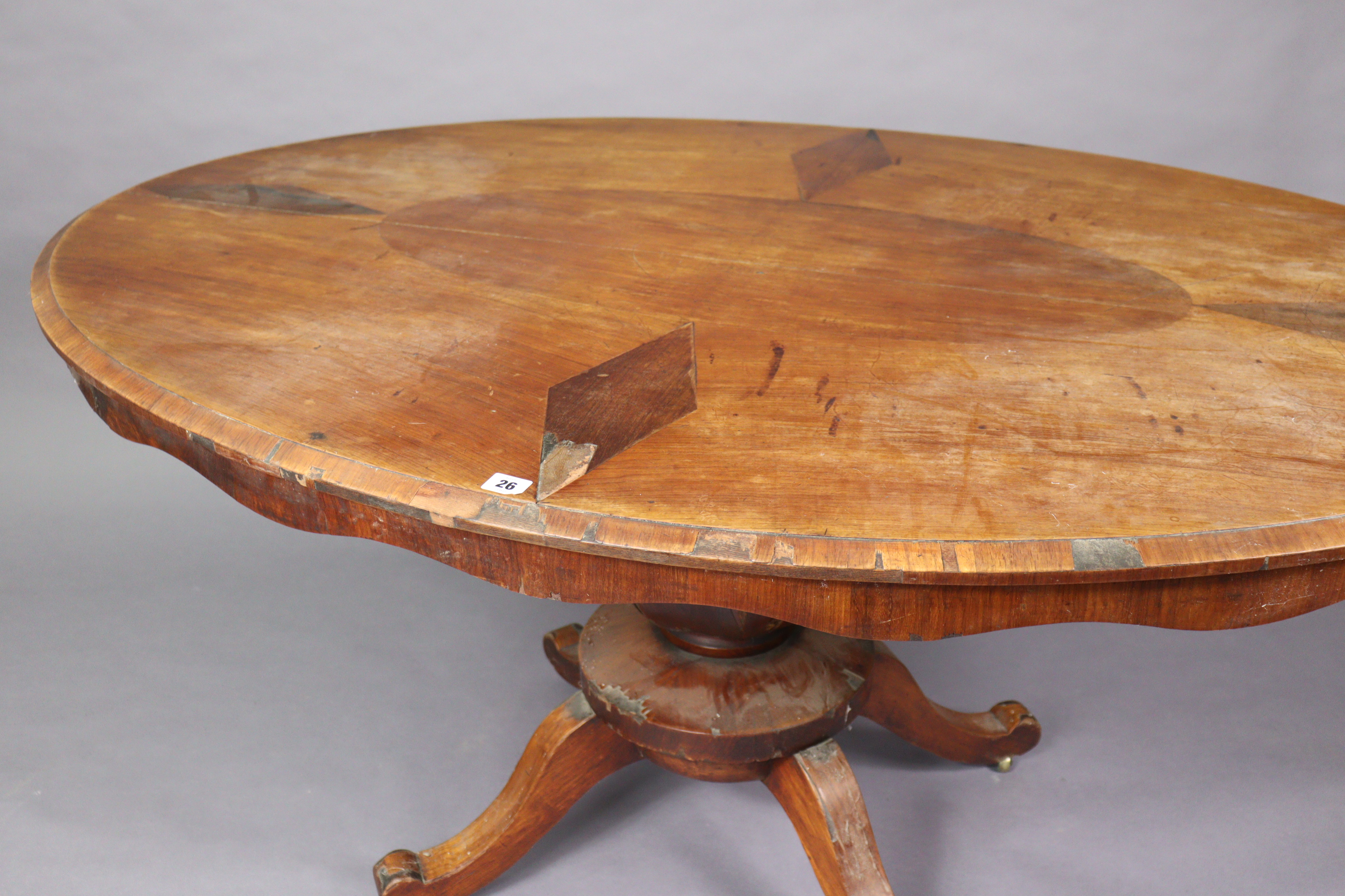 A Victorian walnut pedestal dining table with a moulded edge to the oval tilt-top, & on a vase - Bild 2 aus 8