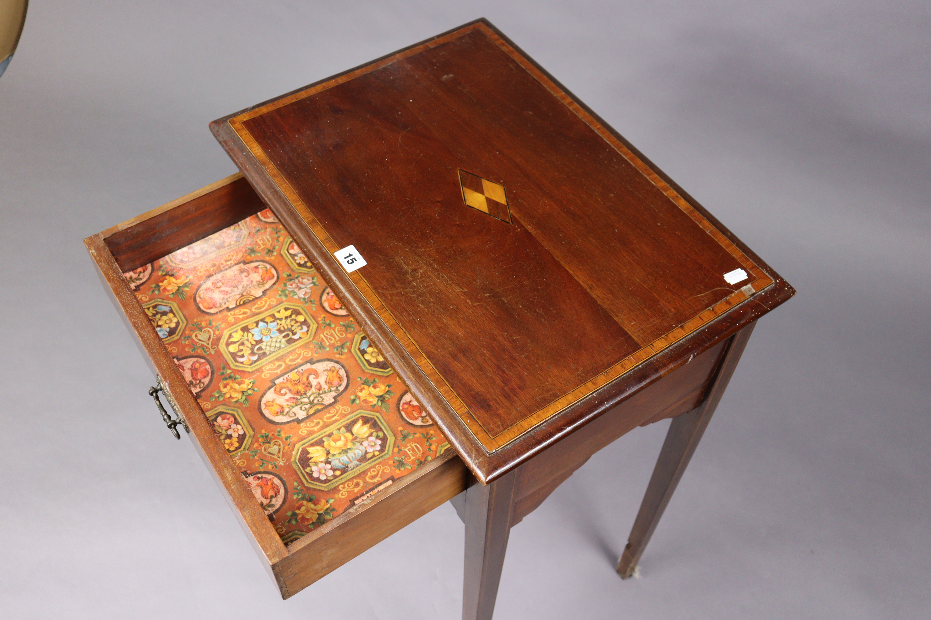 An Edwardian inlaid-mahogany small side table fitted frieze drawer, & on four square tapered legs - Bild 2 aus 3