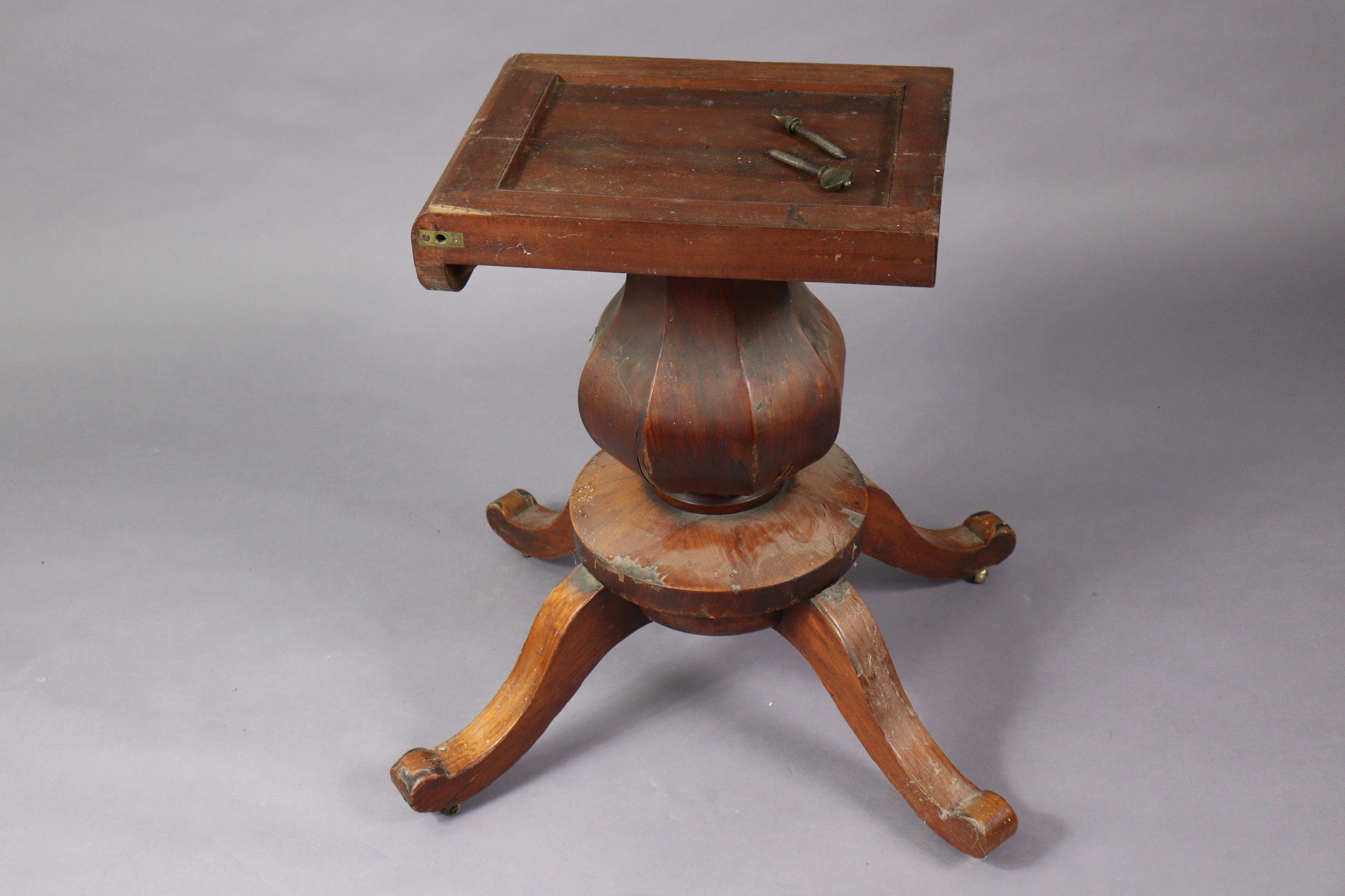 A Victorian walnut pedestal dining table with a moulded edge to the oval tilt-top, & on a vase - Bild 6 aus 8