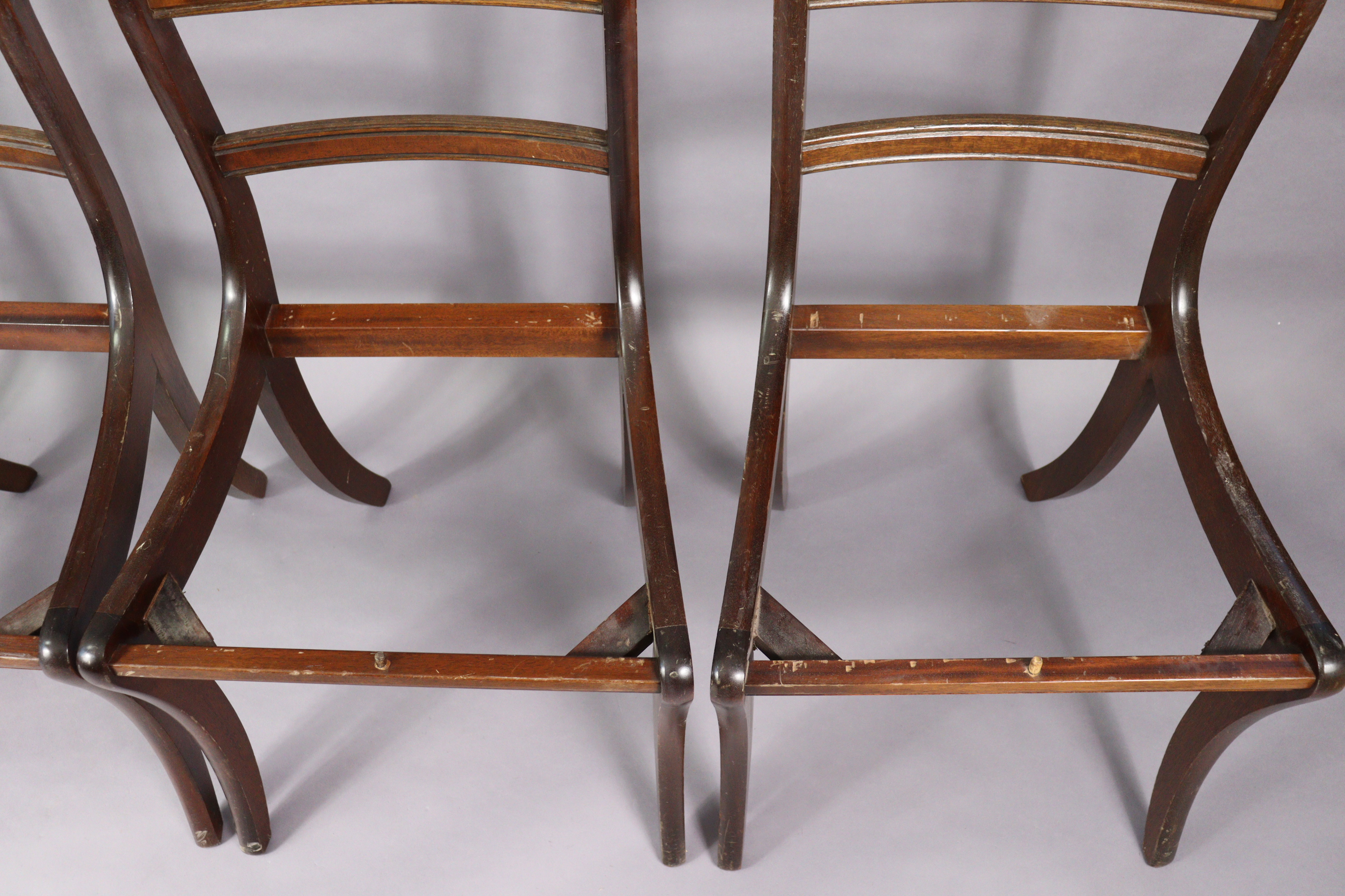 A set of eight regency-style brass-inlaid bow-back dining chairs (including a pair of carvers), with - Bild 5 aus 5