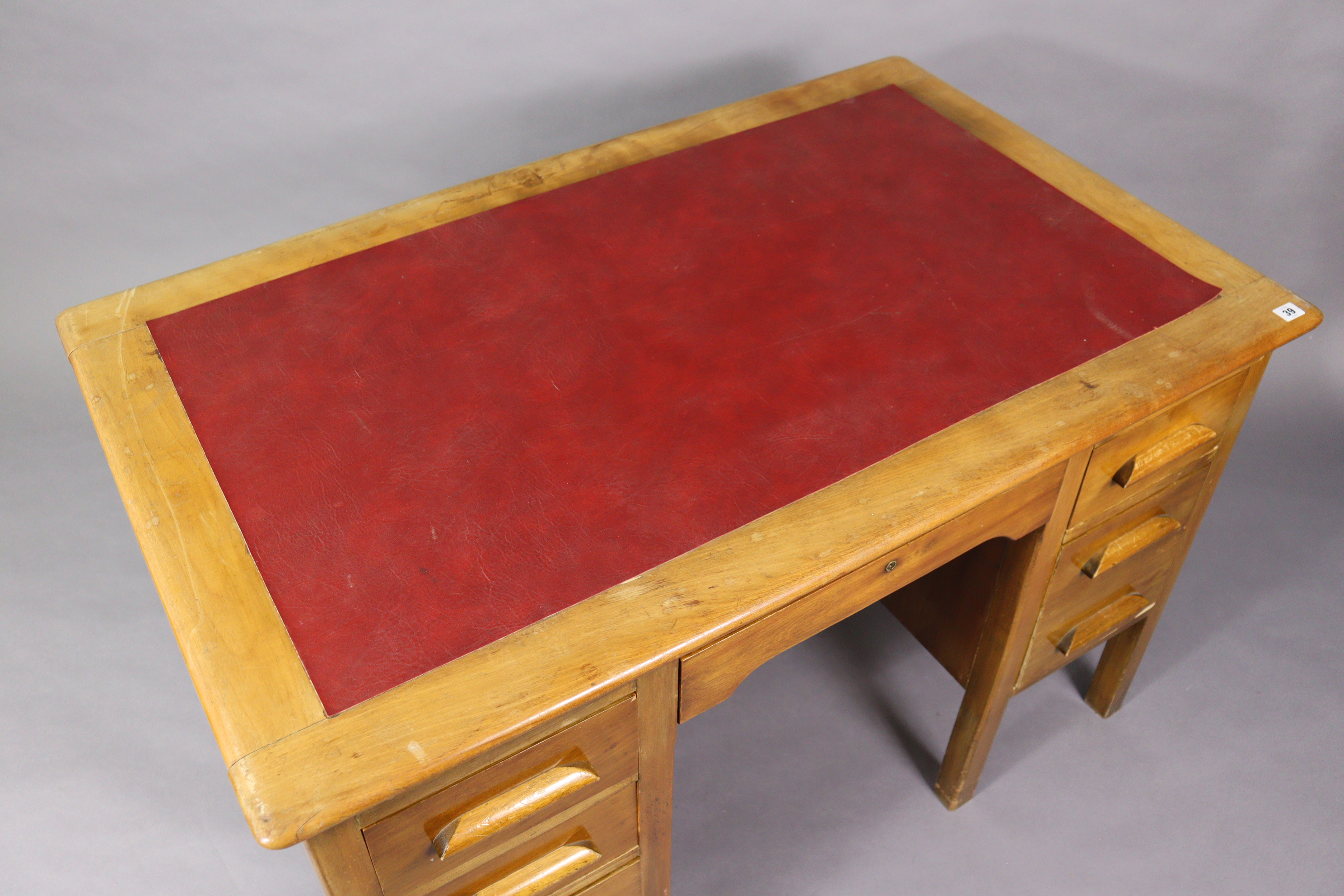 A mid-20th century light oak kneehole office desk inset crimson leatherette, fitted with an - Bild 2 aus 4