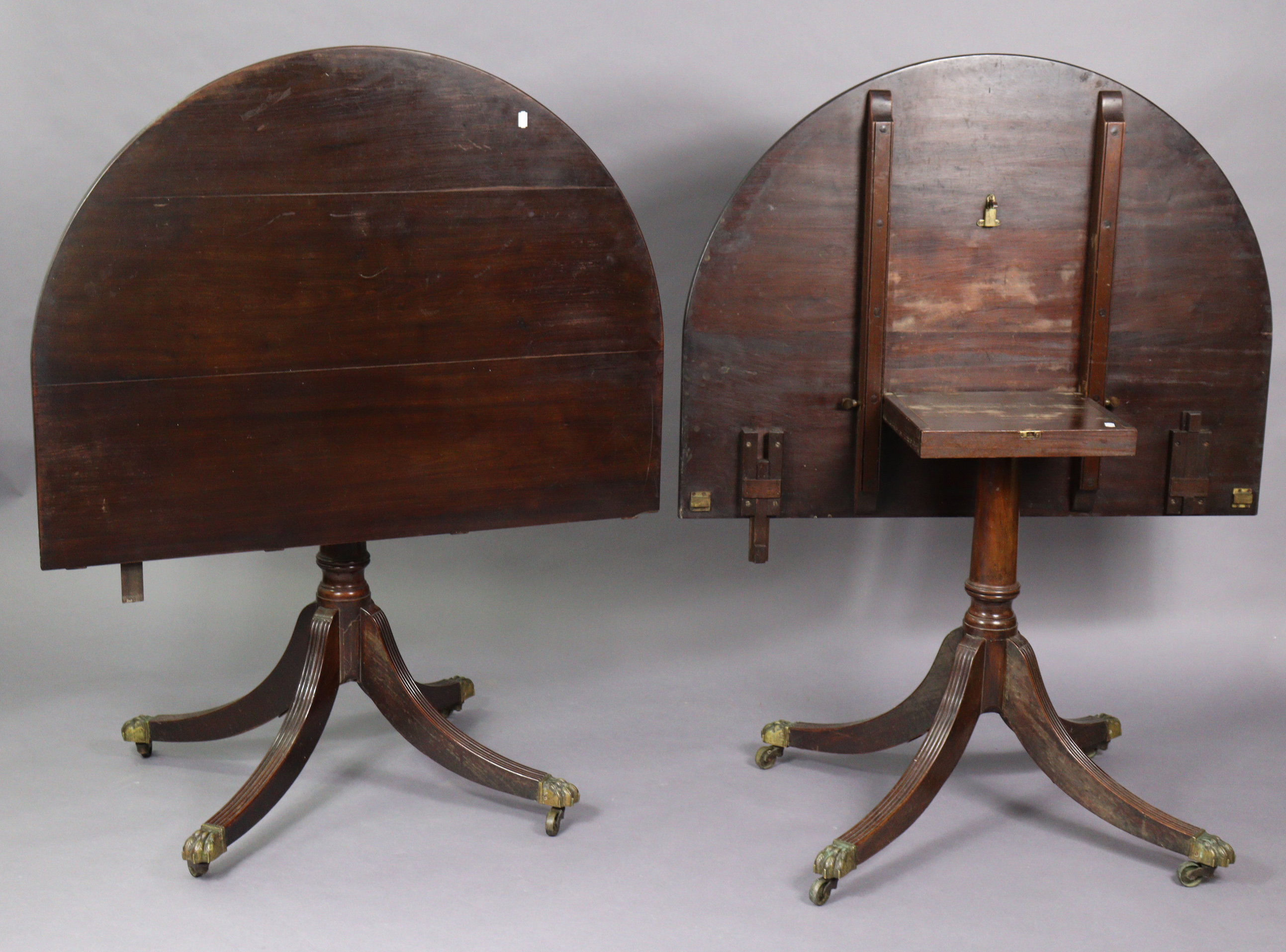A 19th century mahogany twin-pedestal extending dining table with d-shaped tilt-top ends, having a - Bild 2 aus 6