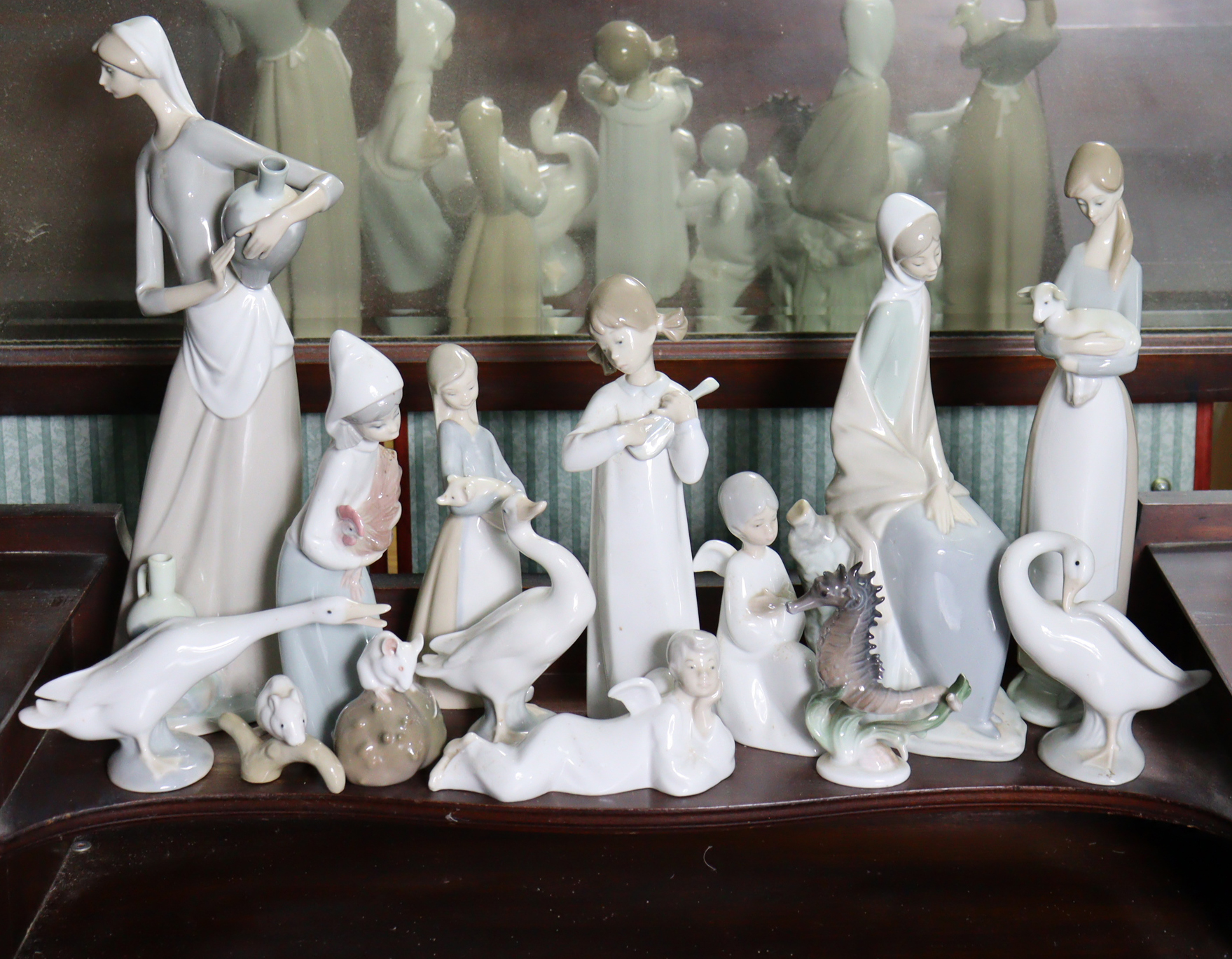 Fifteen various Lladro porcelain ornaments.