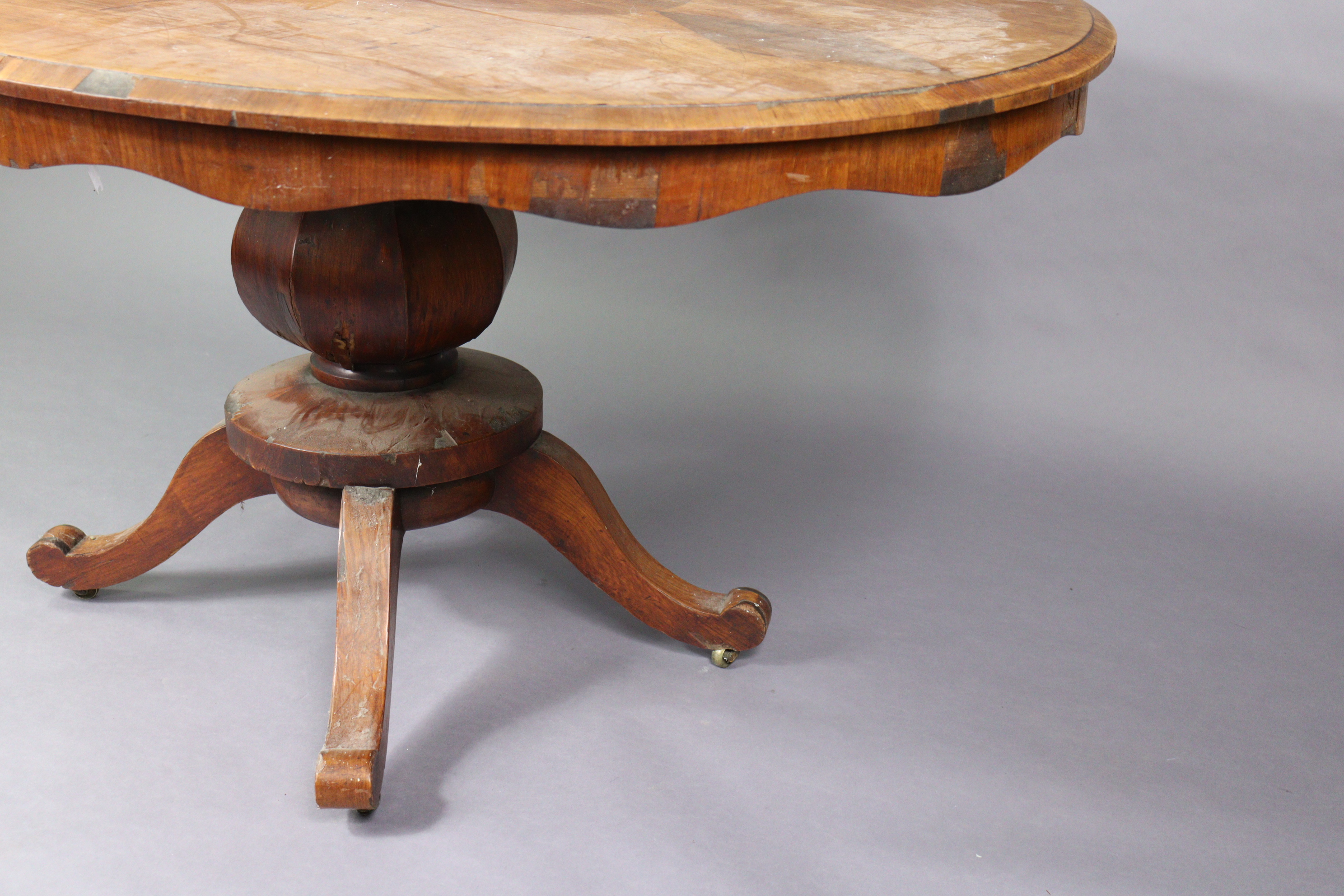 A Victorian walnut pedestal dining table with a moulded edge to the oval tilt-top, & on a vase - Bild 3 aus 8