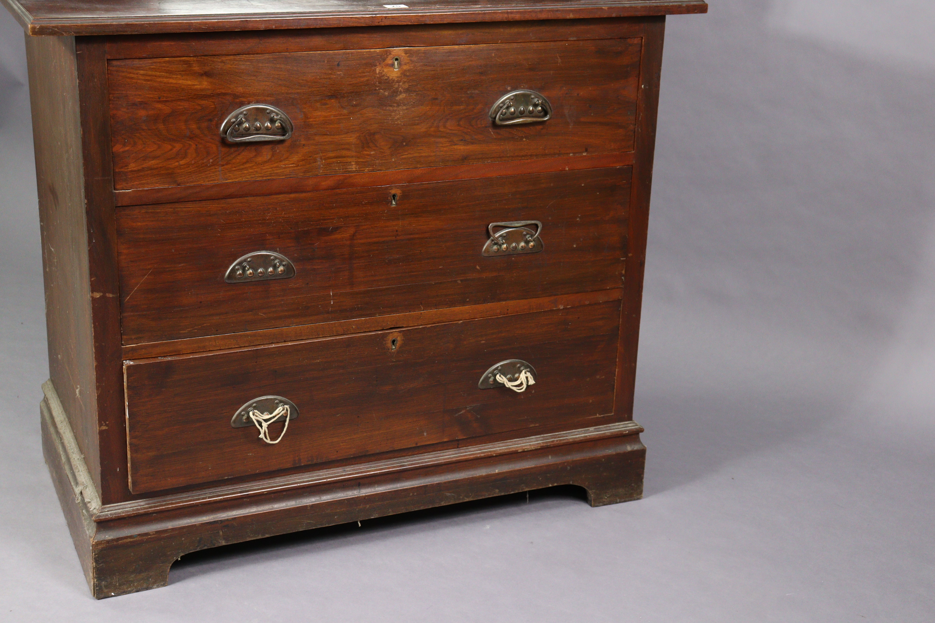 An Edwardian walnut dressing chest with a rectangular swing mirror to the stage back, fitted three - Bild 2 aus 5