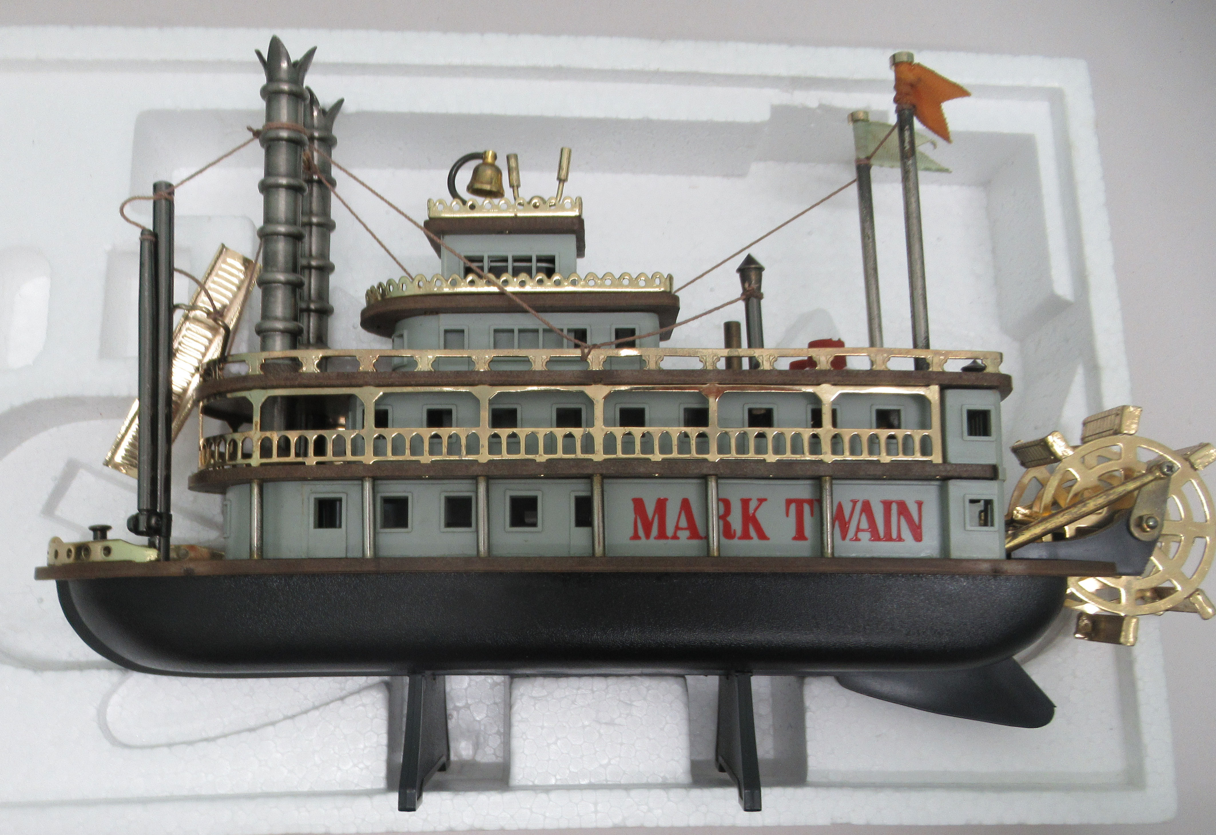 A 1960s Mark Twain novelty solid state radio, fashioned as a Mississippi paddle steamer, in the - Image 3 of 5
