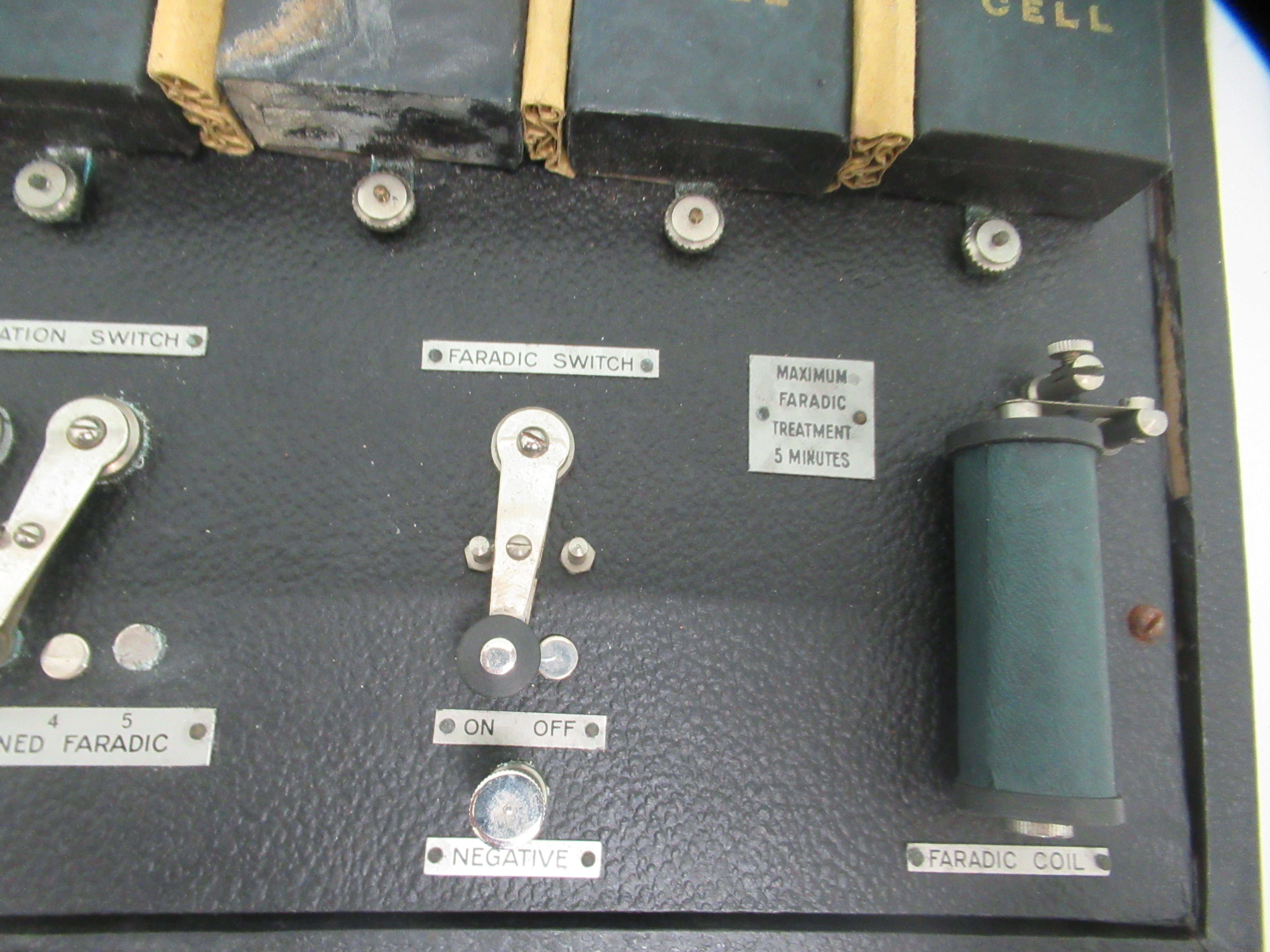 A vintage Nu-Medelec electrotherapy machine, in a carrying case - Image 5 of 8
