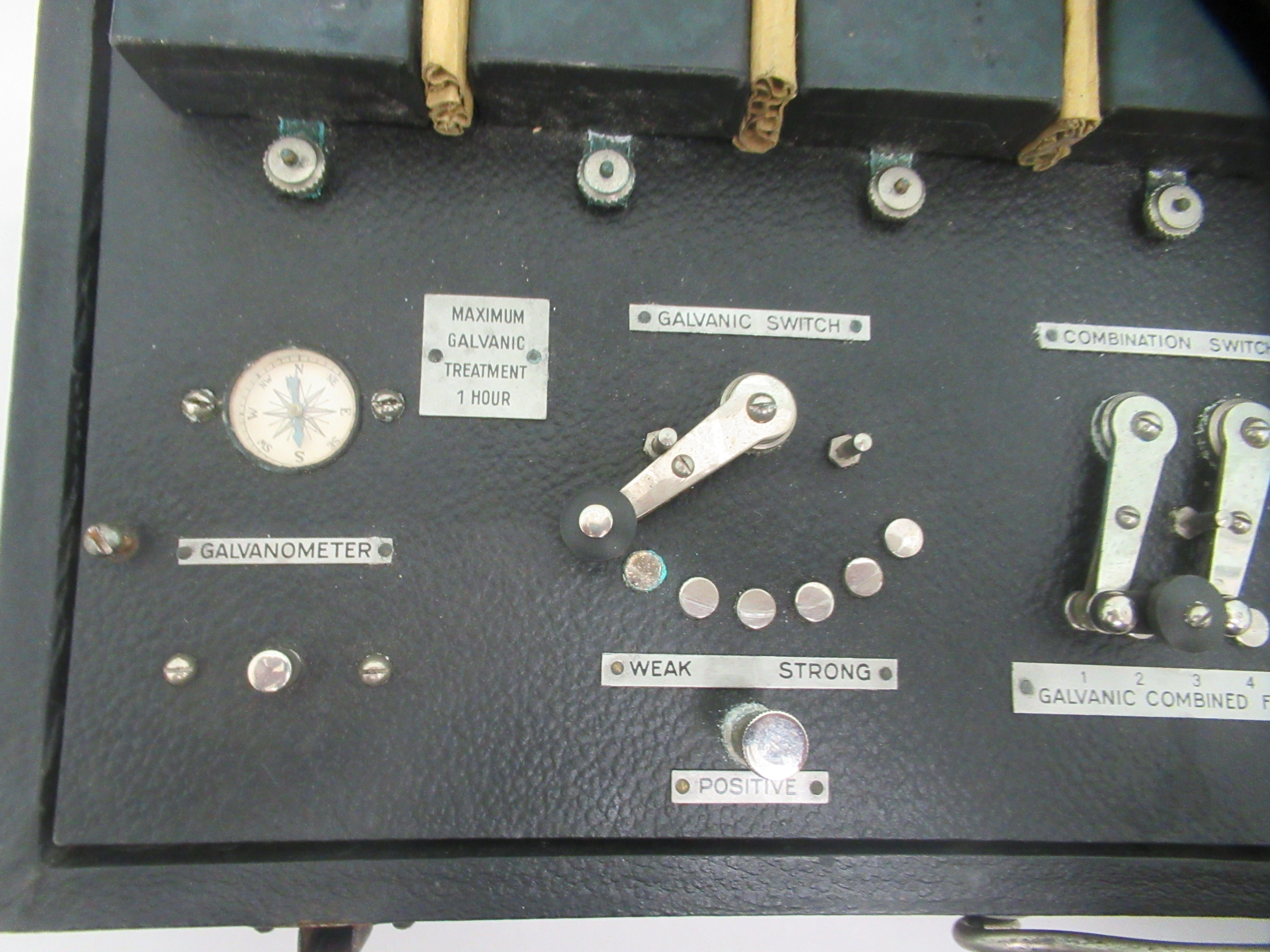 A vintage Nu-Medelec electrotherapy machine, in a carrying case - Image 4 of 8