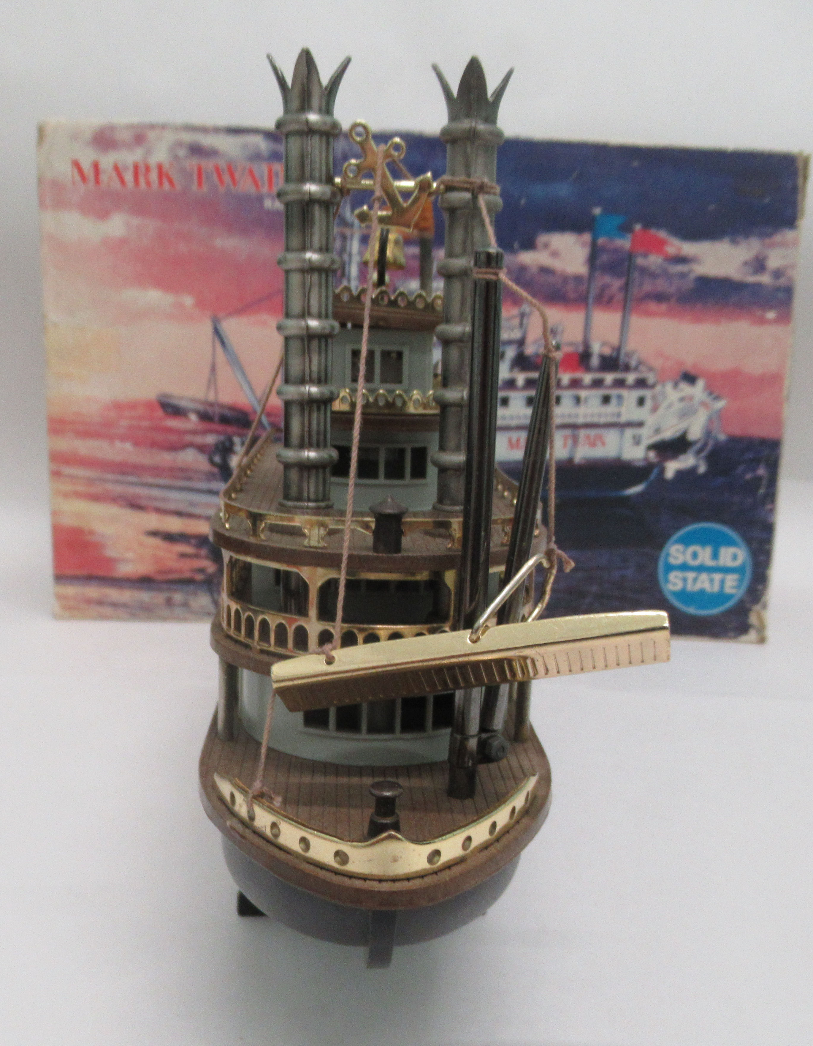 A 1960s Mark Twain novelty solid state radio, fashioned as a Mississippi paddle steamer, in the - Image 4 of 5