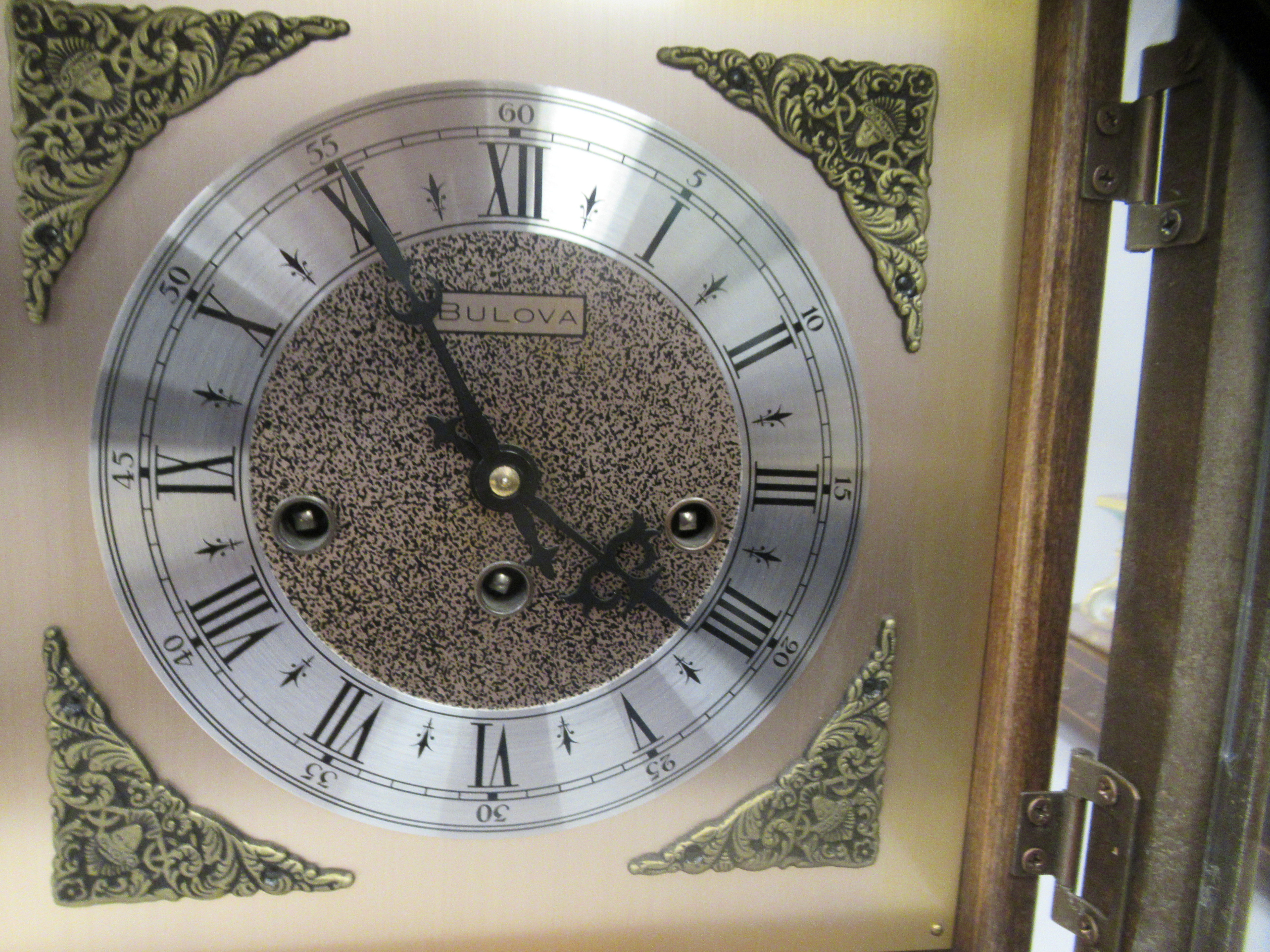 A late 20thC American Bulova mahogany cased bracket clock, the top with a folding handle, over a - Image 2 of 9